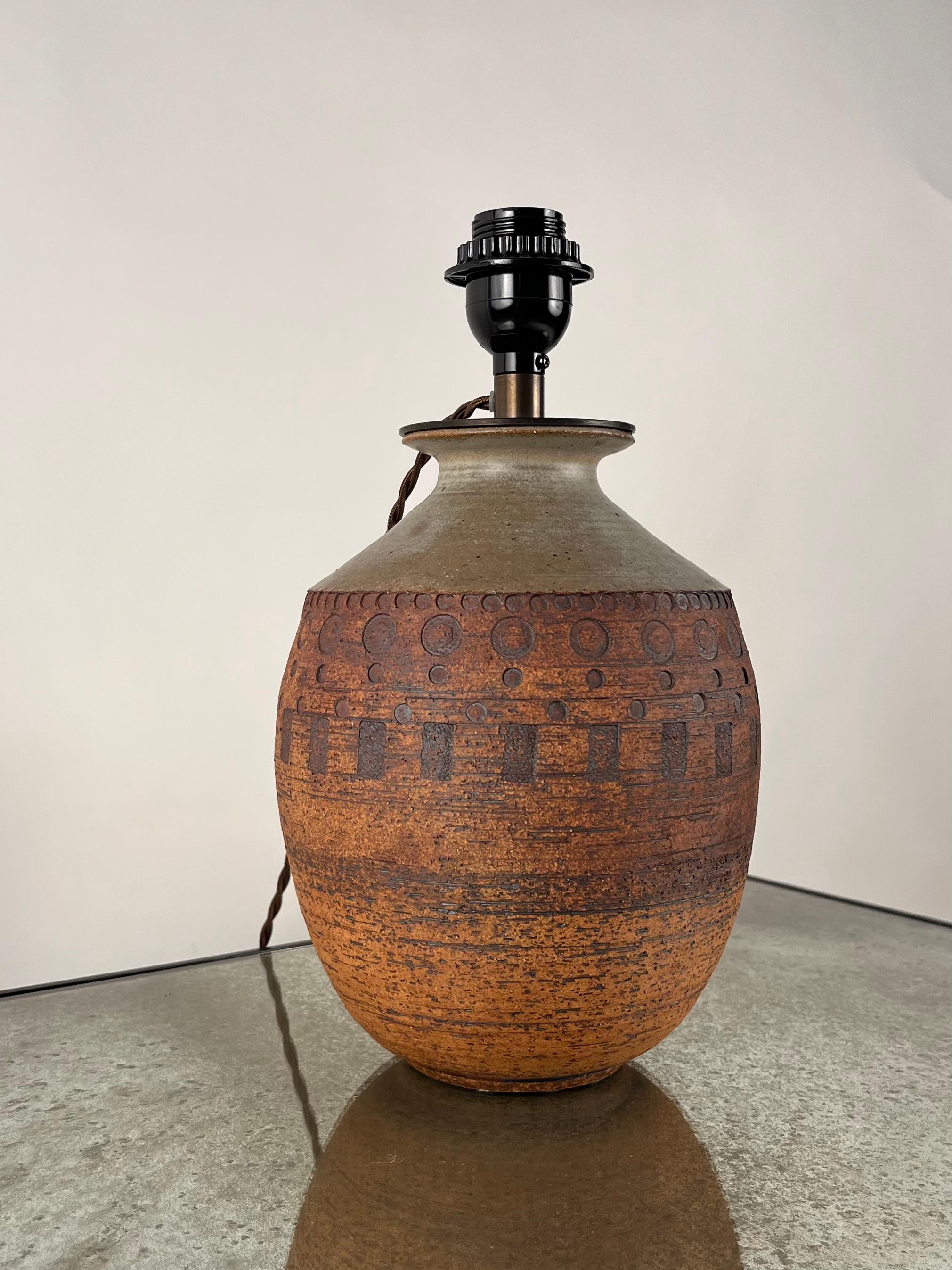 Texturierte Studio-Keramik-Lampe (Organische Moderne) im Angebot