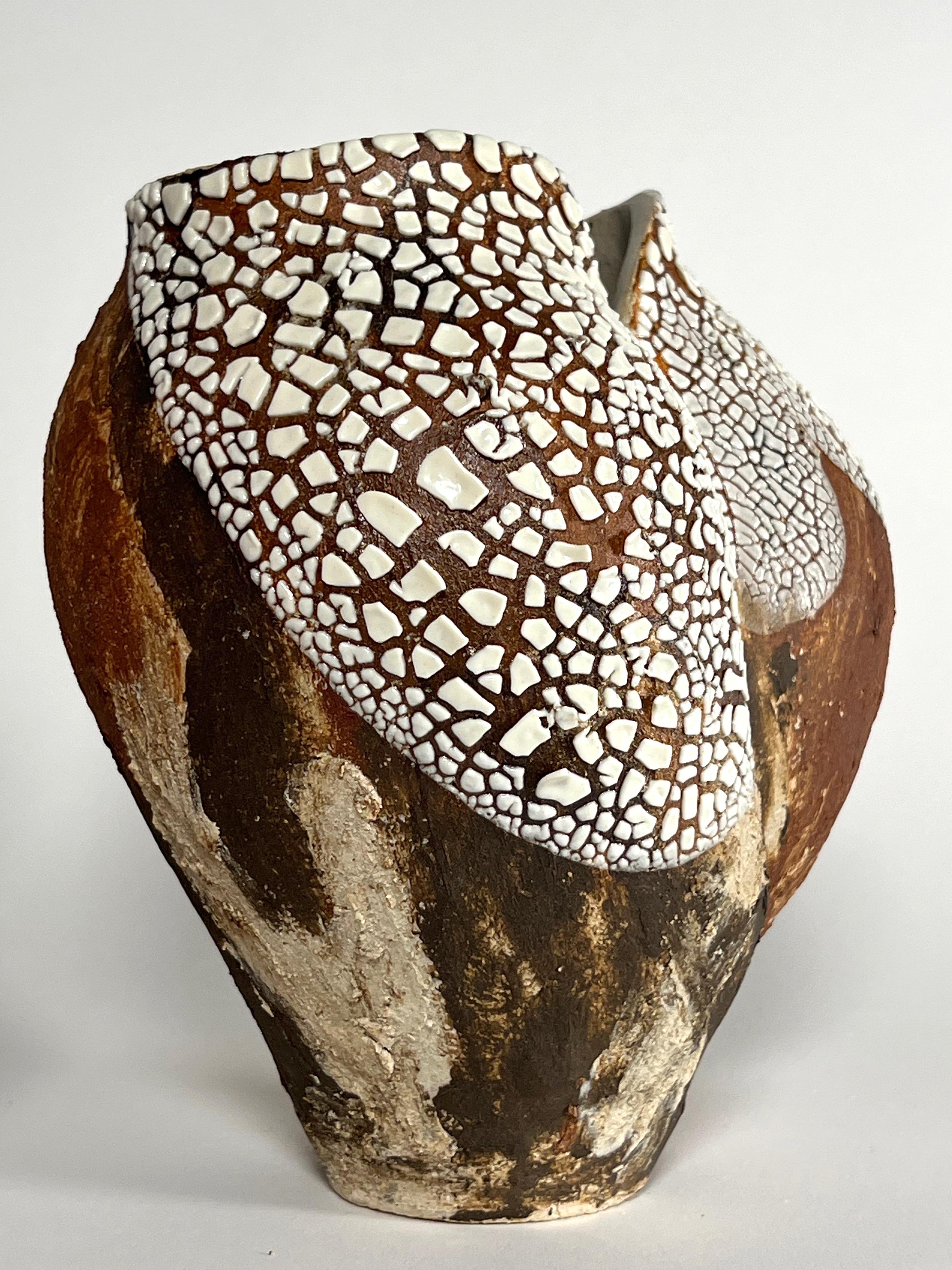 Vernissé Vase en céramique terre cuite texturée - Récupéré dans une carrière perdue - Fabriqué à la main - Organic Modern en vente