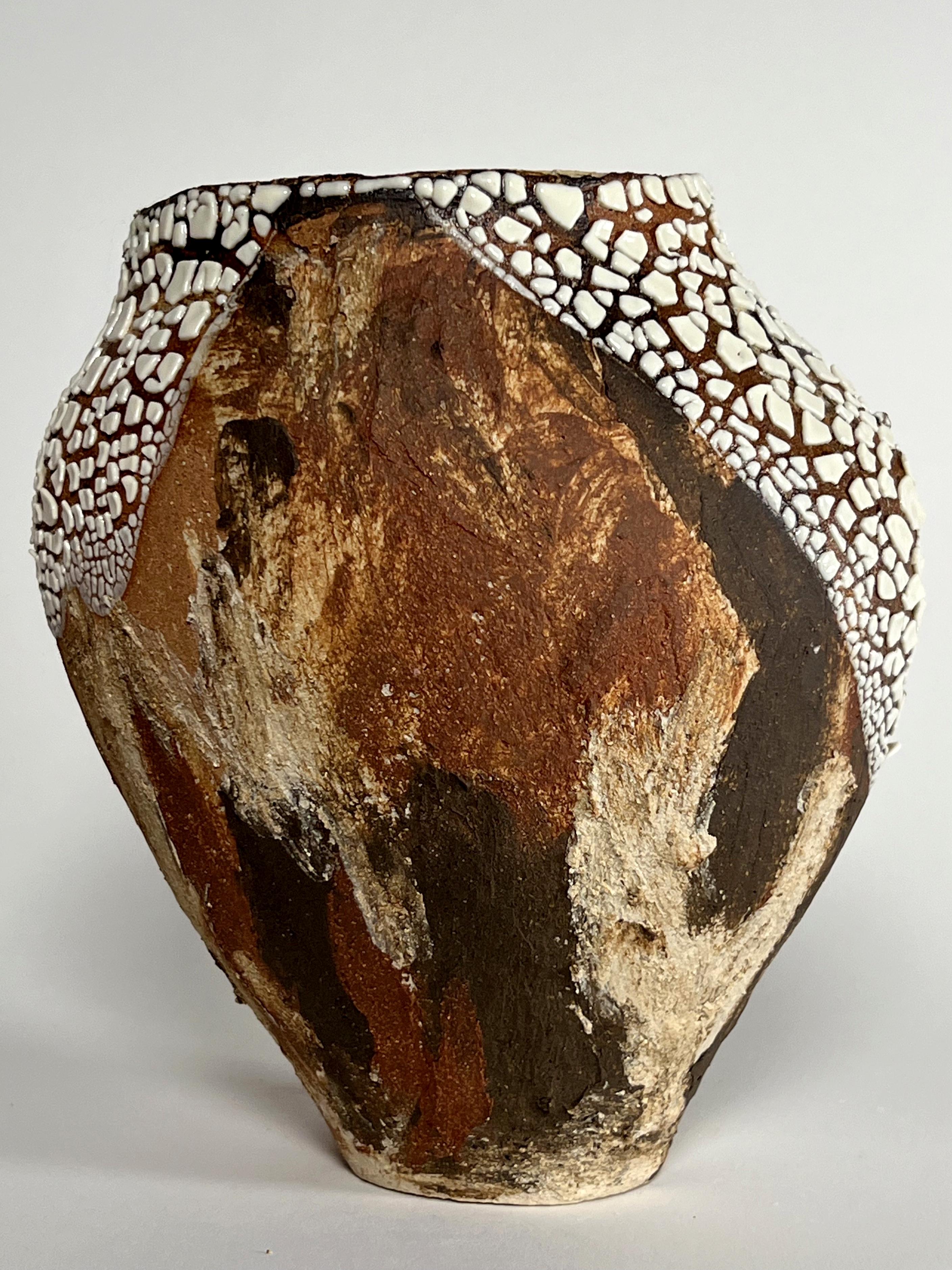 Céramique Vase en céramique terre cuite texturée - Récupéré dans une carrière perdue - Fabriqué à la main - Organic Modern en vente