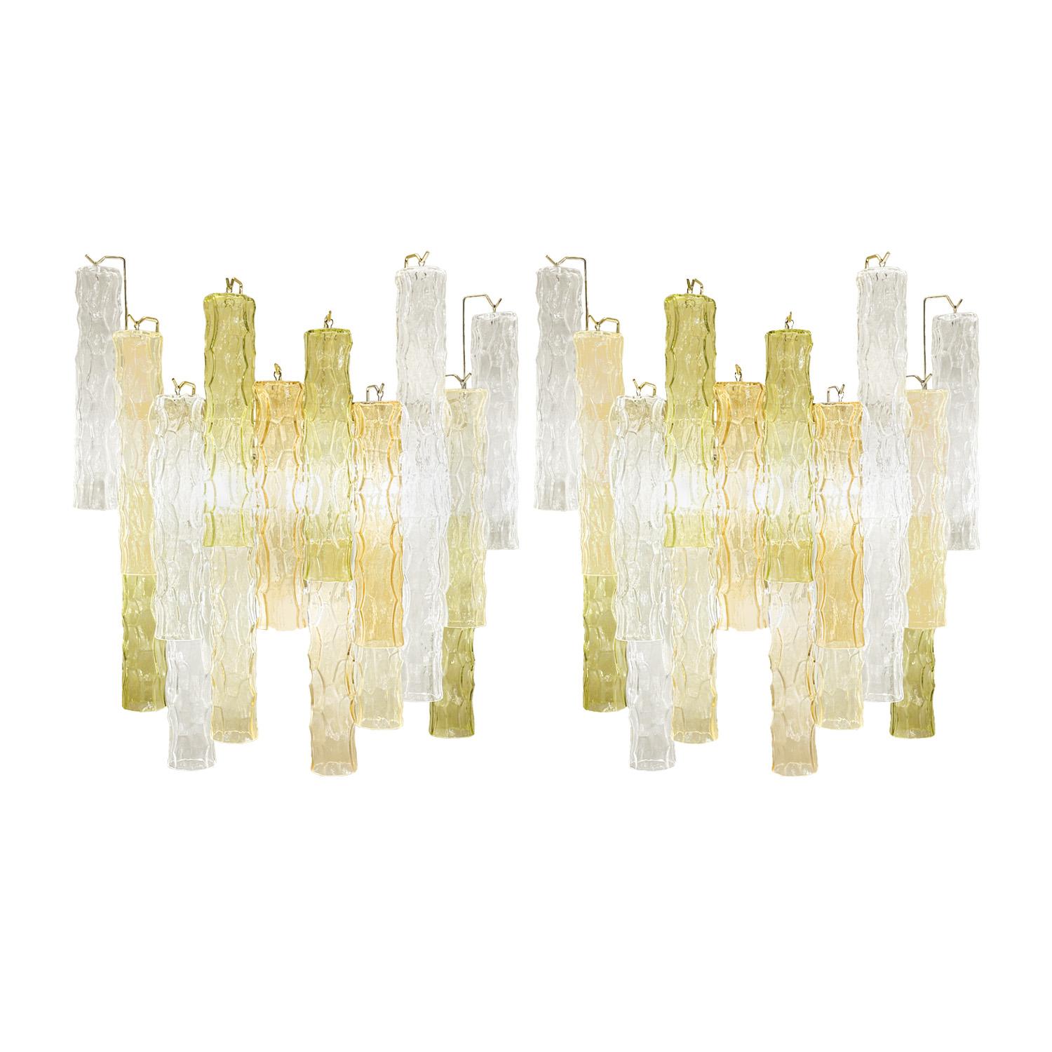 Par de  Grandes candelabros de cristal de Murano, coloridos y texturados, fabricados a mano en cristal de colores brillantes tipo Corteccia. Los brillantes tonos cítricos del naranja, verde y amarillo crean un resplandor casi fluorescente que da a