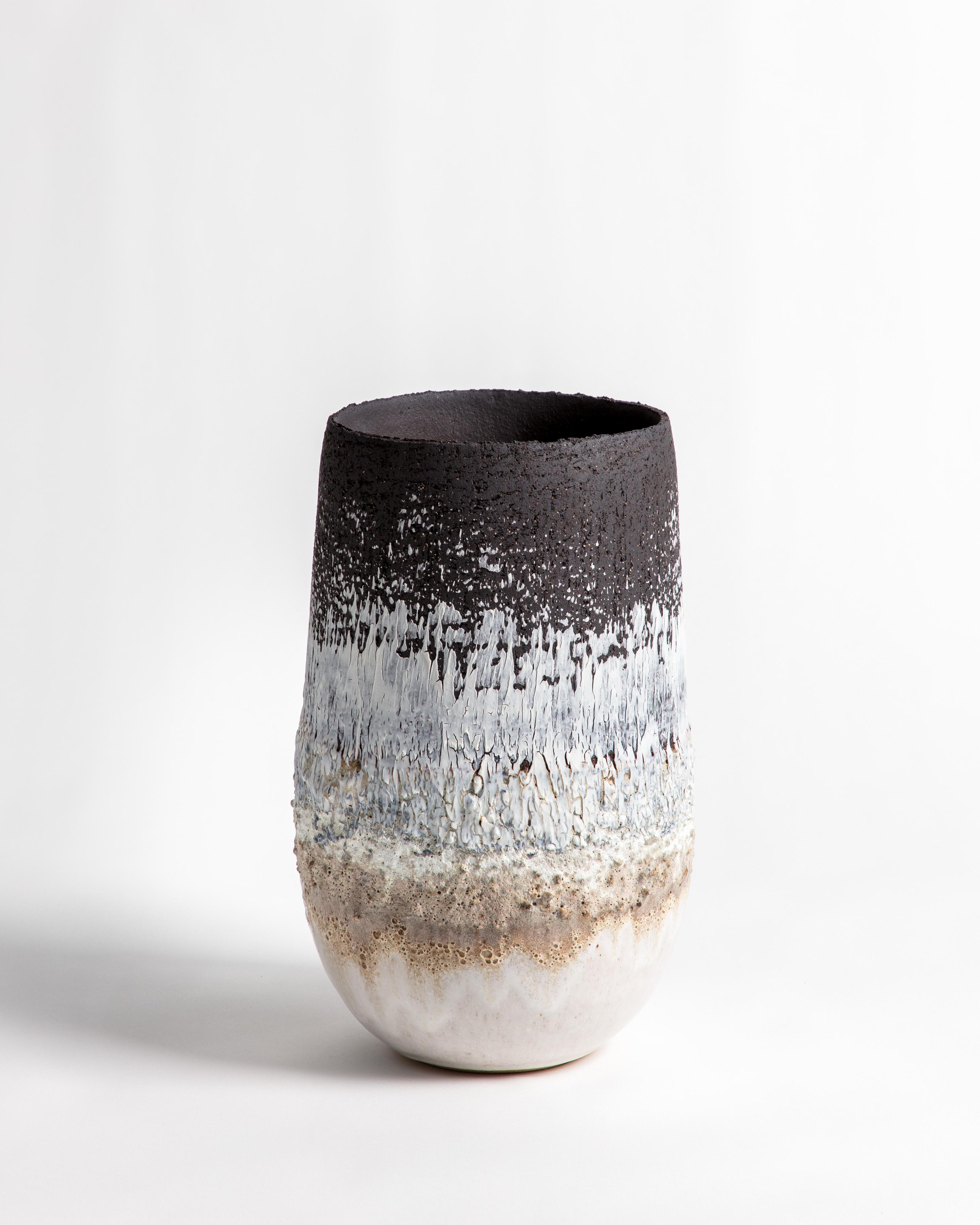 Organique Vase ouvert étroit à glaçure volcanique texturée en vente