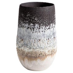 Texturierte, schmale, offene Vase aus Vulkanglasur