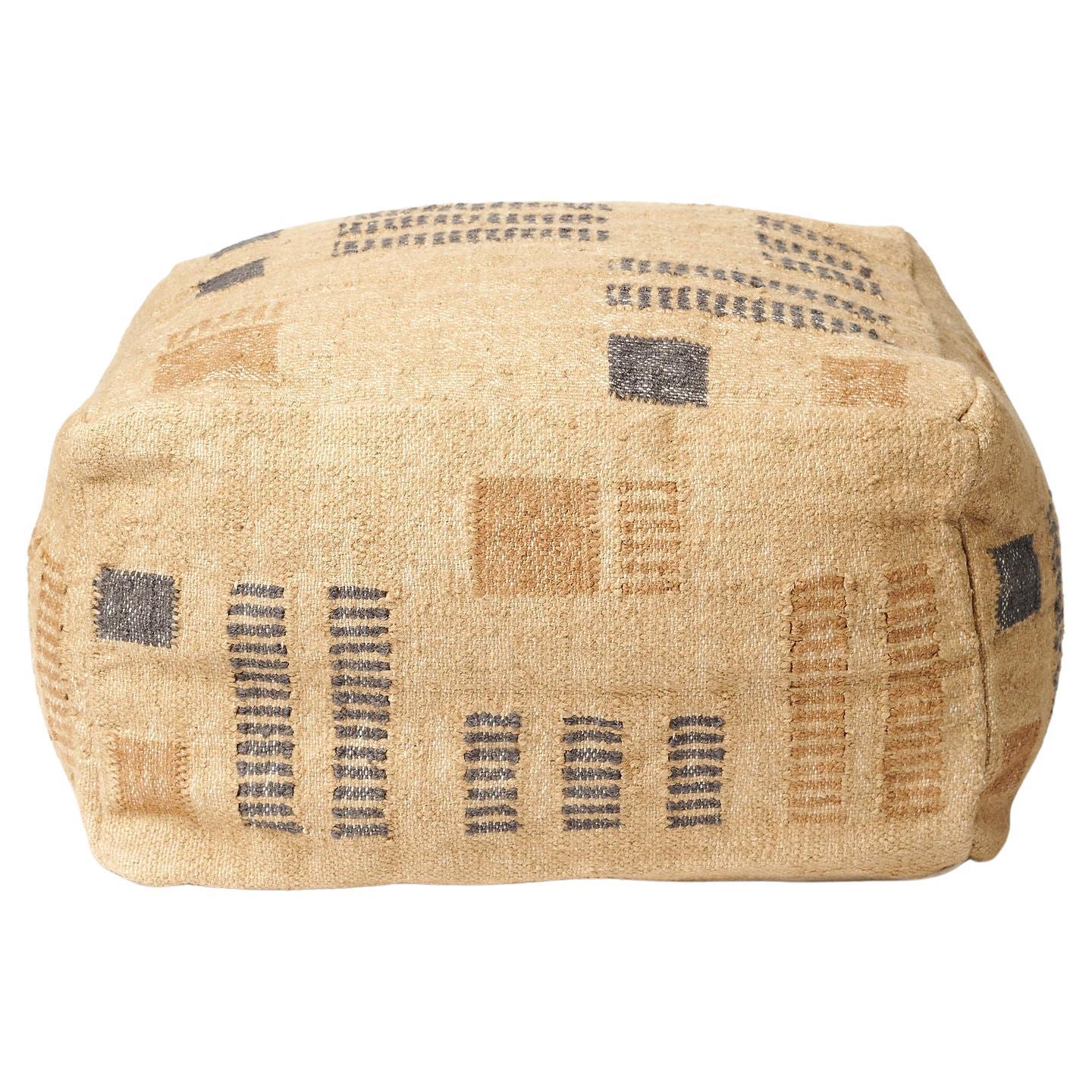 Pouf di grano testurizzato intrecciato a mano in iuta e cotone da artigiani in tonalità tenui e terrose in vendita