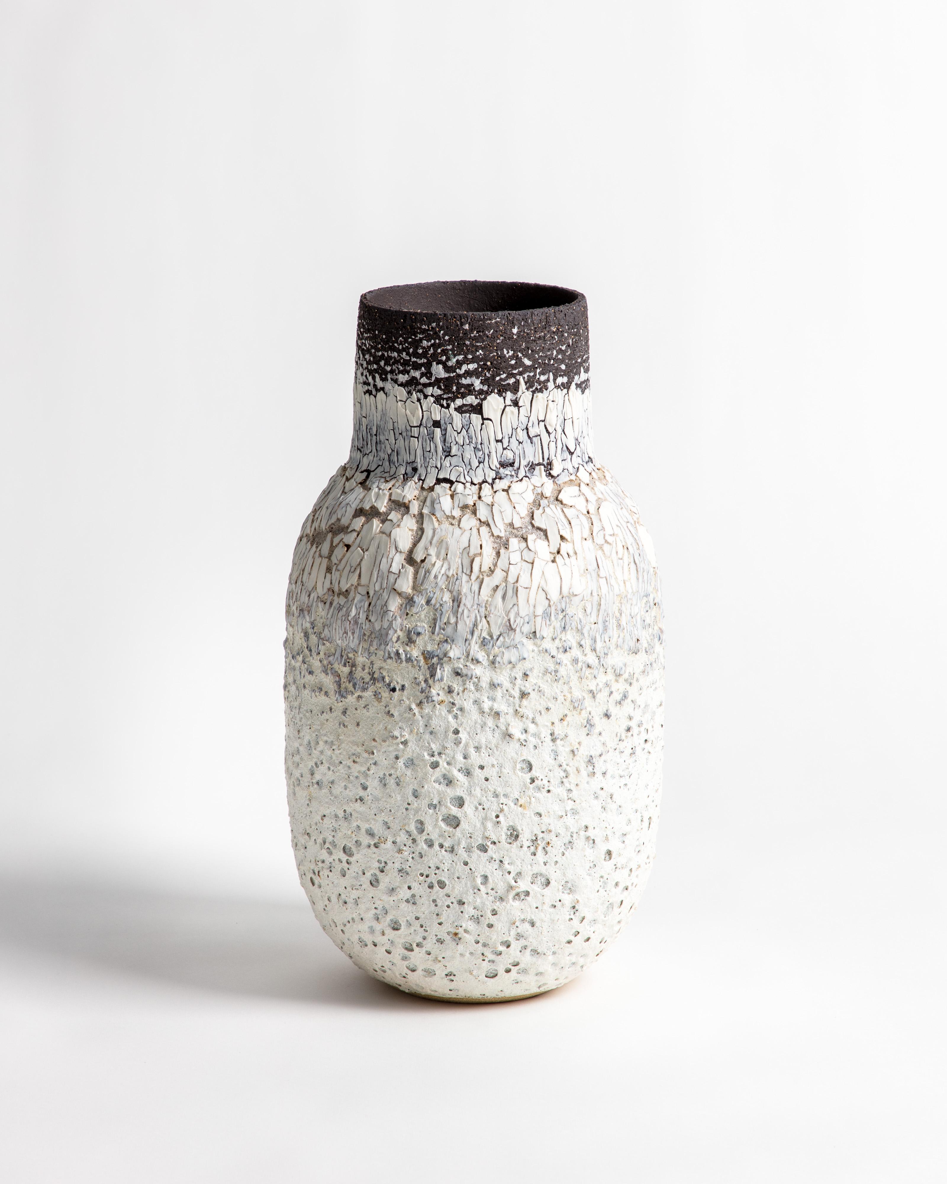 Un vaso a forma di bottiglia strutturato con smalto lavico bianco e marcature. Realizzato in gres nero e ingobbio di porcellana.

L'ispirazione per il pezzo viene dall'argilla stessa e dalle relazioni chimiche che lo smalto e la materia vulcanica