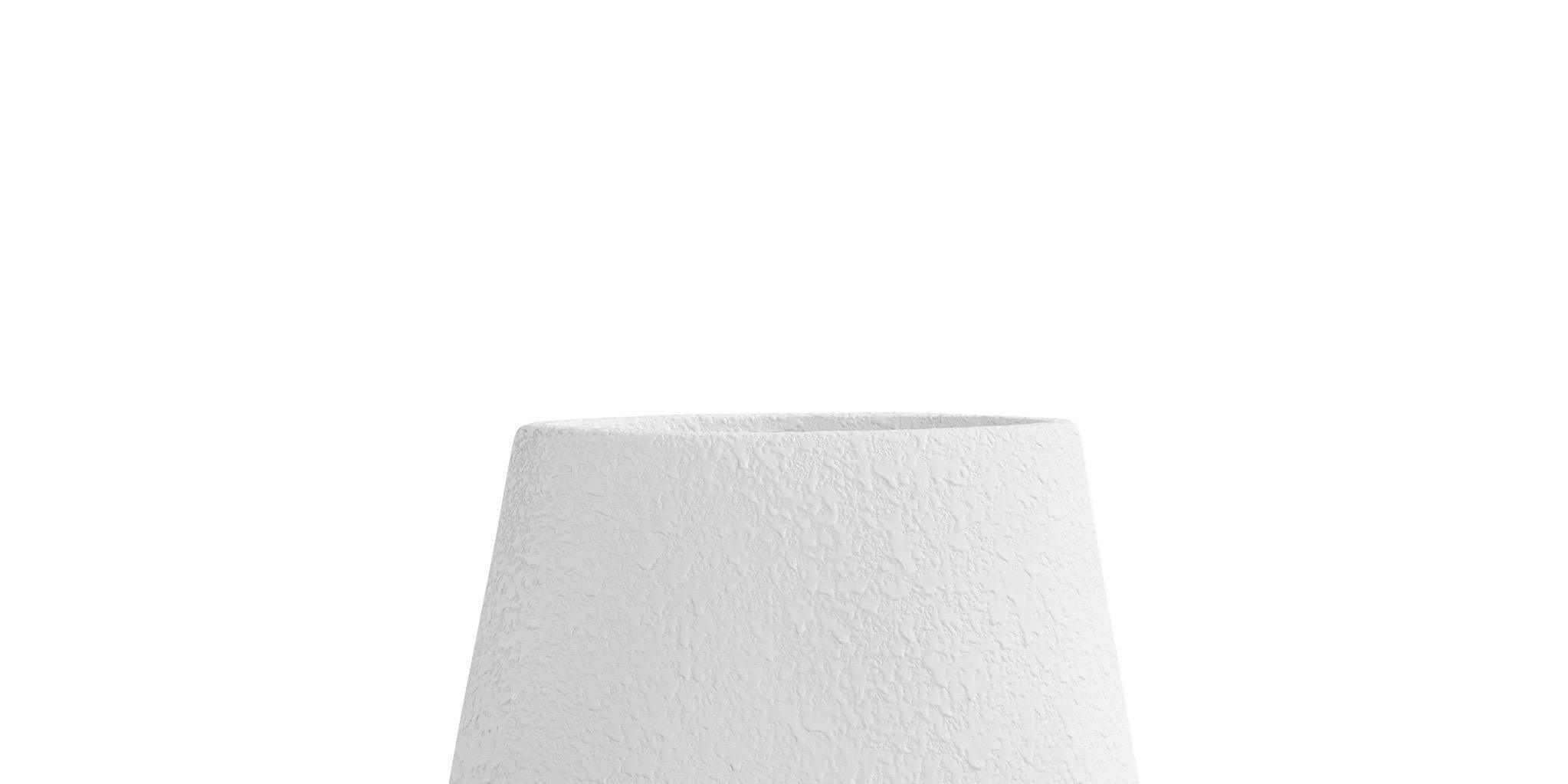 Vase contemporain en céramique blanche texturée au design Whiting. 
Dessus en forme d'Arrow et base de forme tubulaire.



