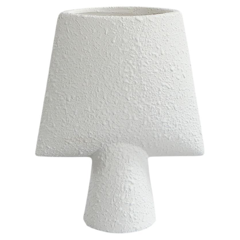 Texturierte weiße Vase in Form eines Pfeils, dänisches Design, Keramik, Dänemark, Contemporary im Angebot
