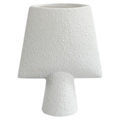 Texturierte weiße Vase in Form eines Pfeils, dänisches Design, Keramik, Dänemark, Contemporary