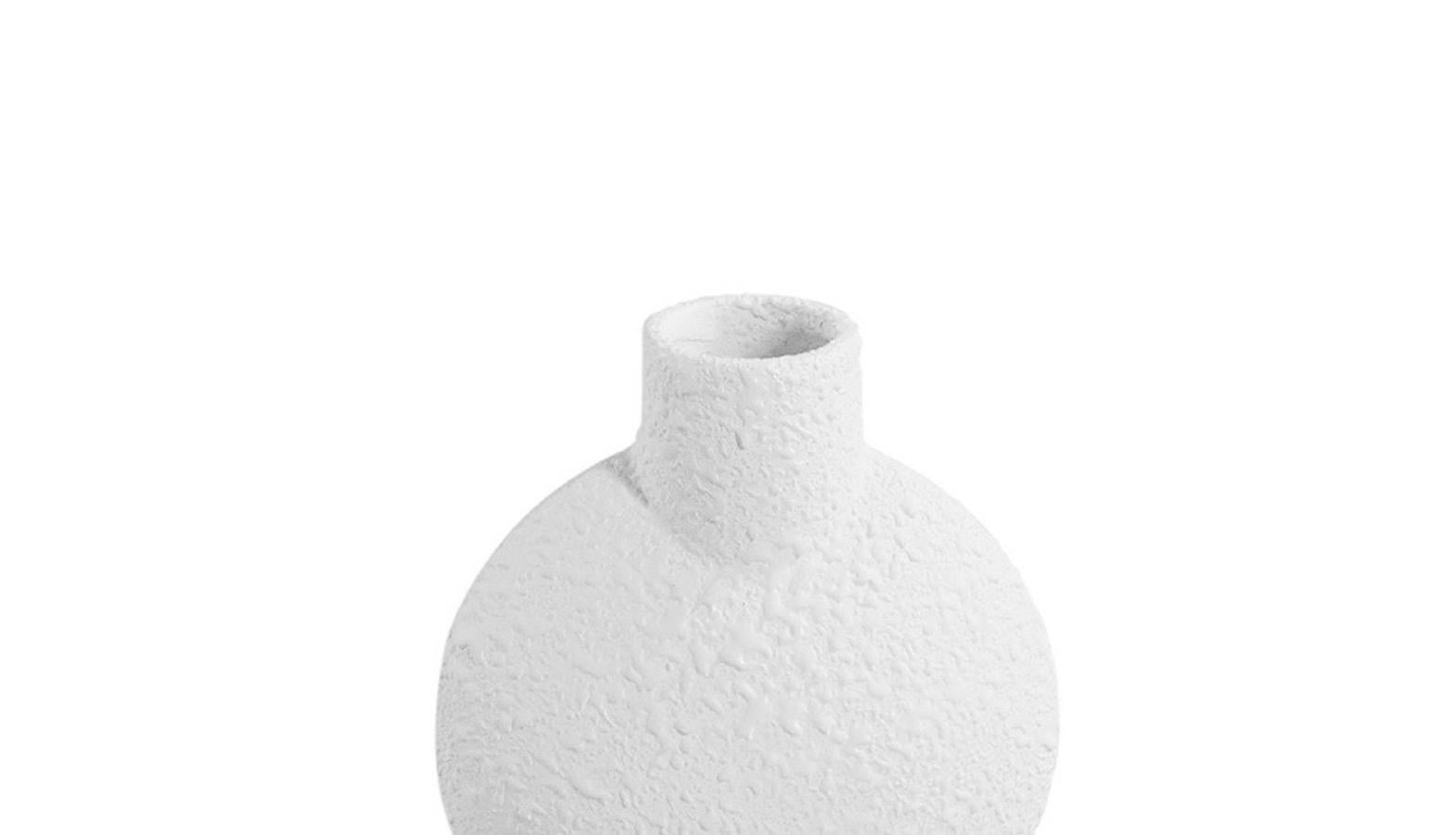Zeitgenössische dänische Vase aus weißer Keramik mit Struktur. 
Blasenförmiges Oberteil mit einfachem, röhrenförmigem Ausguss.
Einzelner rohrförmiger Sockel.
ANKOMMEND NOVEMBER

   