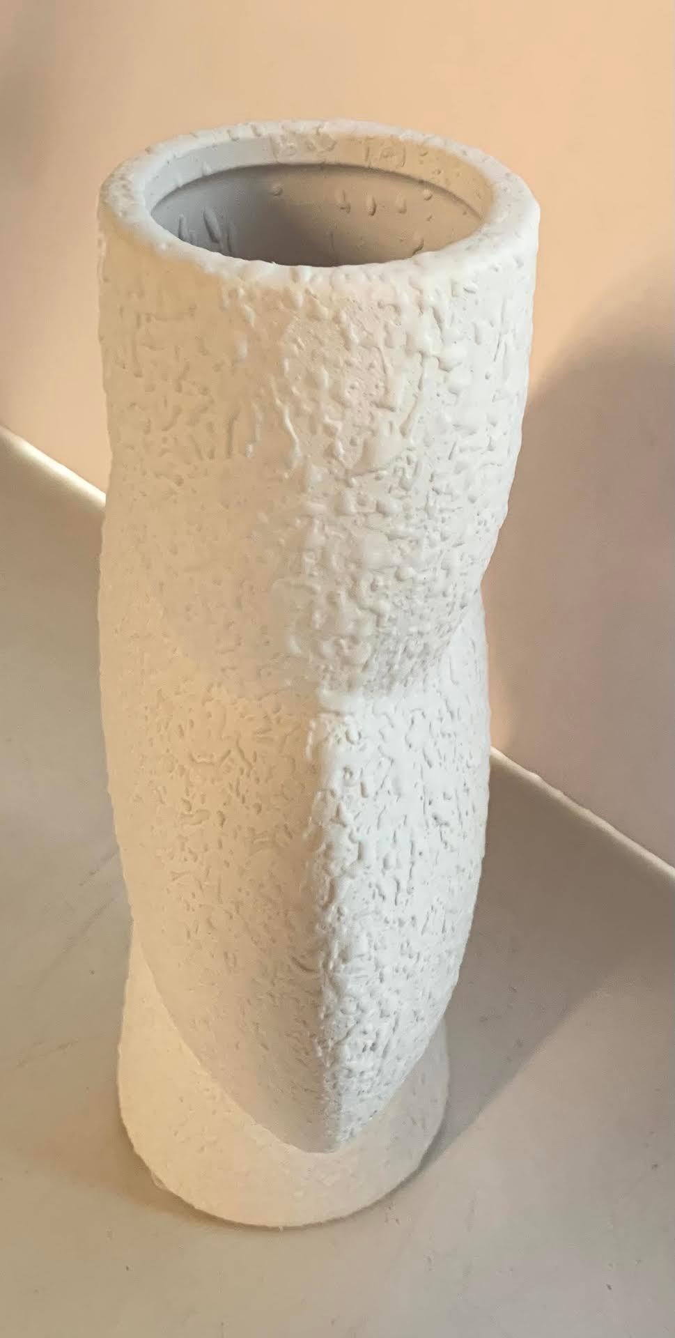 Texturierte weiße Vase in Form einer Blase aus Keramik mit dänischem Design, China, Contemporary (21. Jahrhundert und zeitgenössisch) im Angebot