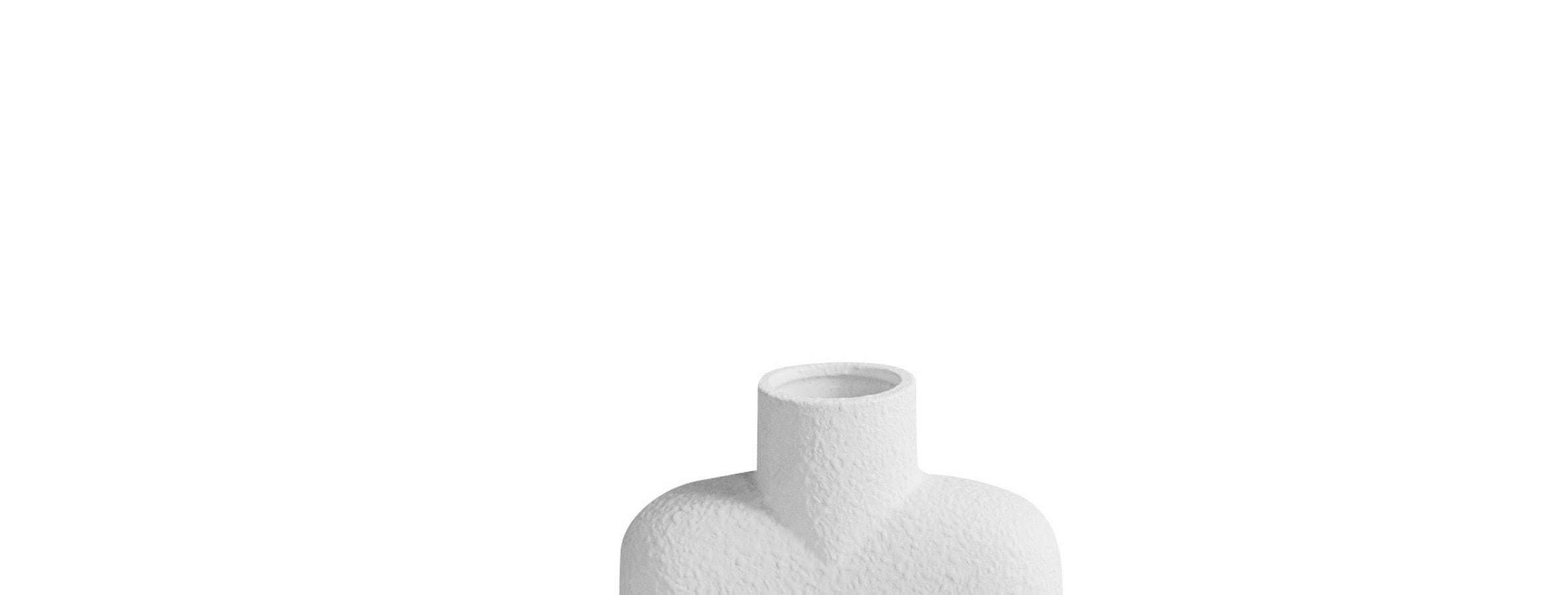 Kleine strukturierte weiße Keramikvase im dänischen Design mit runder Tülle in der Mitte auf einem Sockel aus zwei runden Kugeln.
Sehr skulpturales Design.
Gleiche Form in verschiedenen Größen erhältlich S5602 und S5615.


 