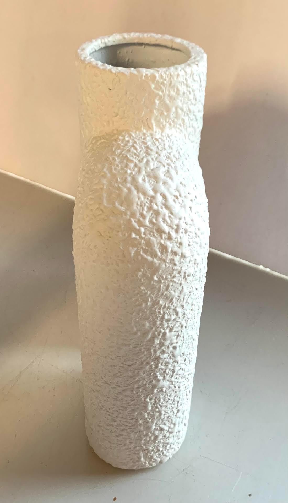 Texturierte weie Vase im dnischen Design mit Lffelschliff, Dnemark, zeitgenssisch (Keramik) im Angebot
