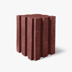 Mit einer strukturierten, skulpturalen Oberfläche, die an industrielle Architektur erinnert, ist dieses