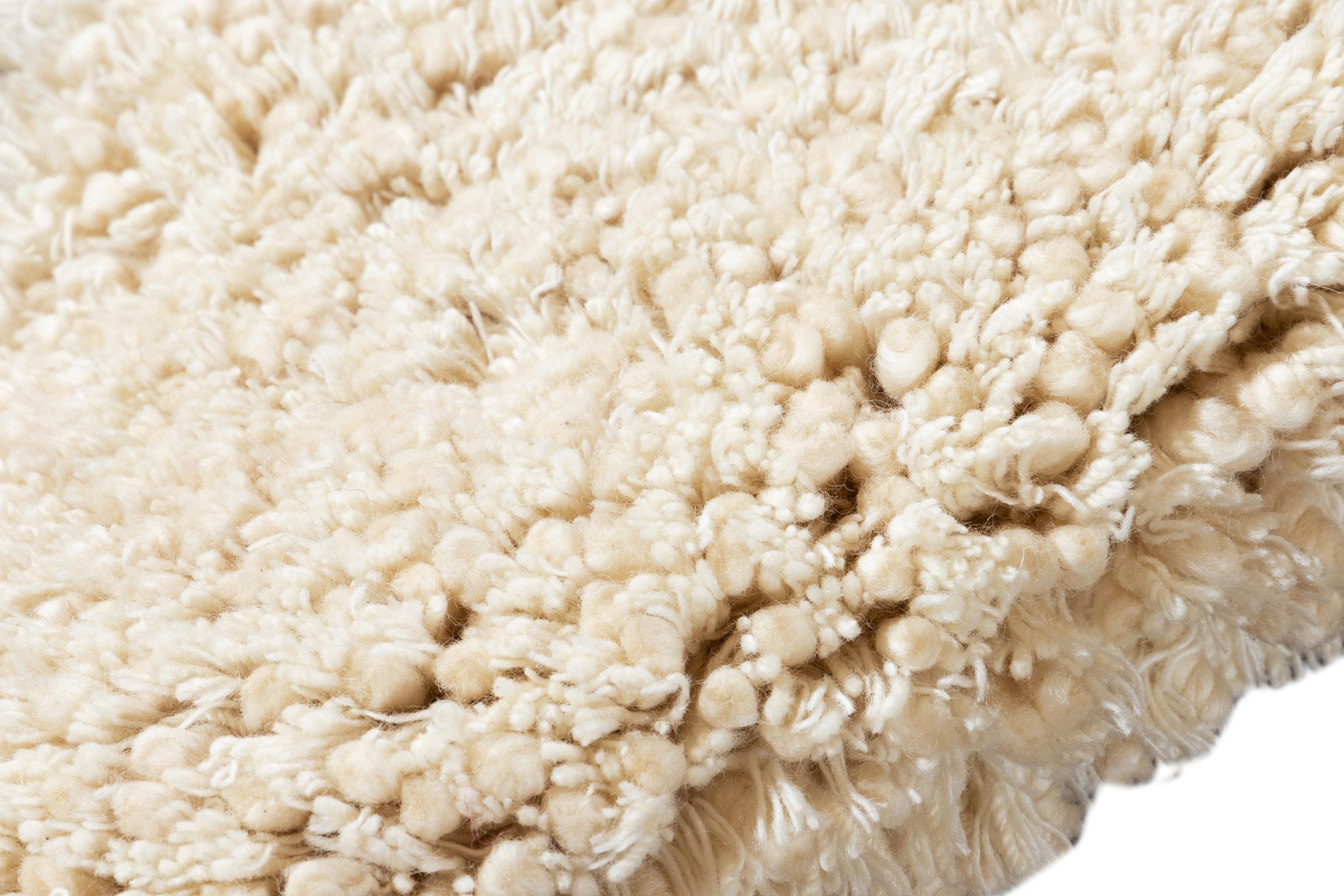 Texturierter Shag-Teppich aus Wolle. Kundenspezifische Größen und Farben auf Bestellung.

Material: Neuseeländische Wolle
Vorlaufzeit: Ungefähr 12 Wochen
Verfügbare Farben: Wie abgebildet; andere benutzerdefinierte Farben und Stile