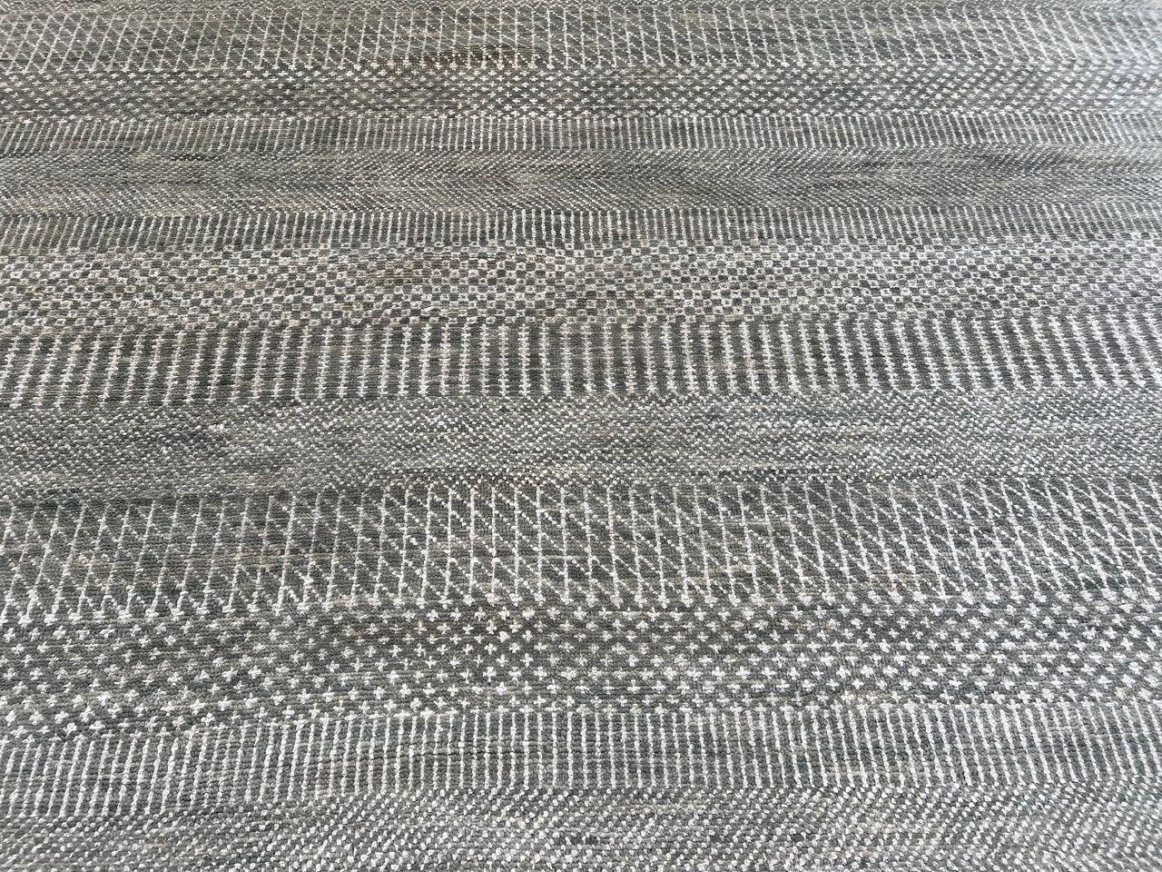 Dieser wunderschöne indische Teppich ist aus Wolle und Baumwolle handgefertigt und handgeknüpft. Er hat eine weiche, strukturierte Haptik und eine atemberaubende graue Farbe.