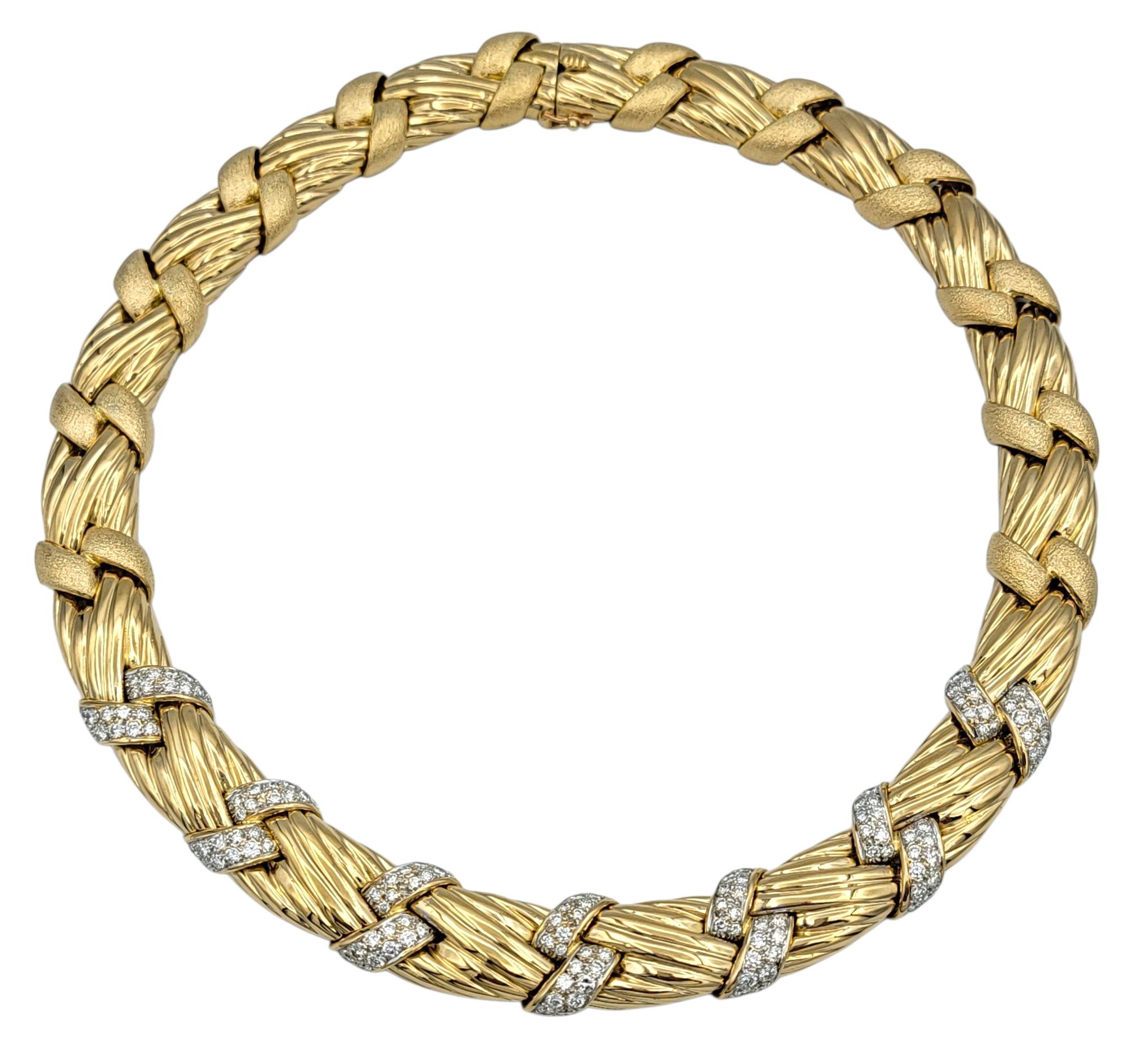 Un capolavoro di brillantezza e maestria, questa collana di diamanti stupisce con diamanti rotondi taglio brillante. Ogni pietra brilla con una chiarezza e un fuoco notevoli, incastonata in un radioso oro giallo da 18 carati che esalta il calore e
