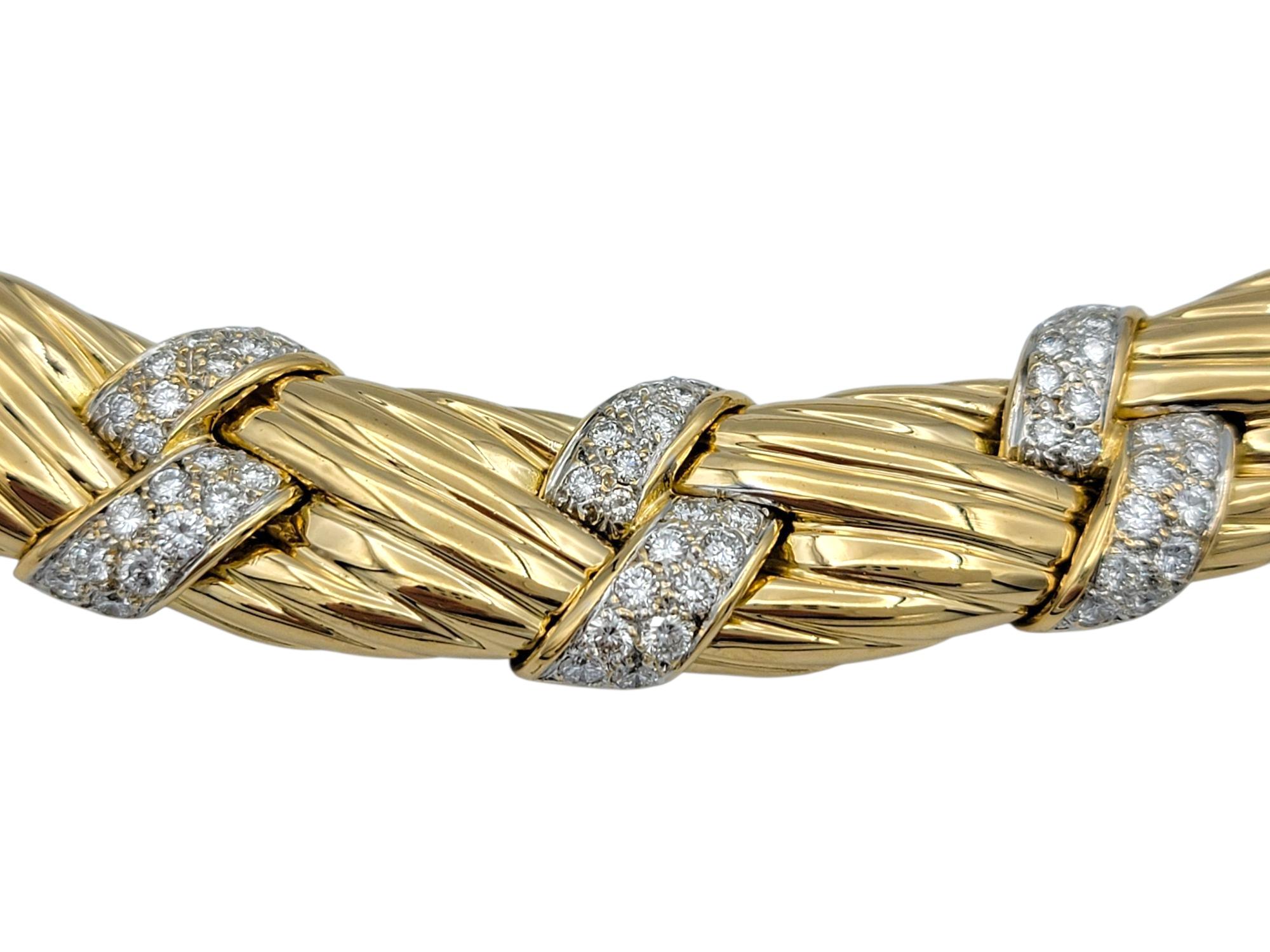 Taglio rotondo Collana girocollo intrecciata con pavé di diamanti in oro giallo 18 carati in vendita