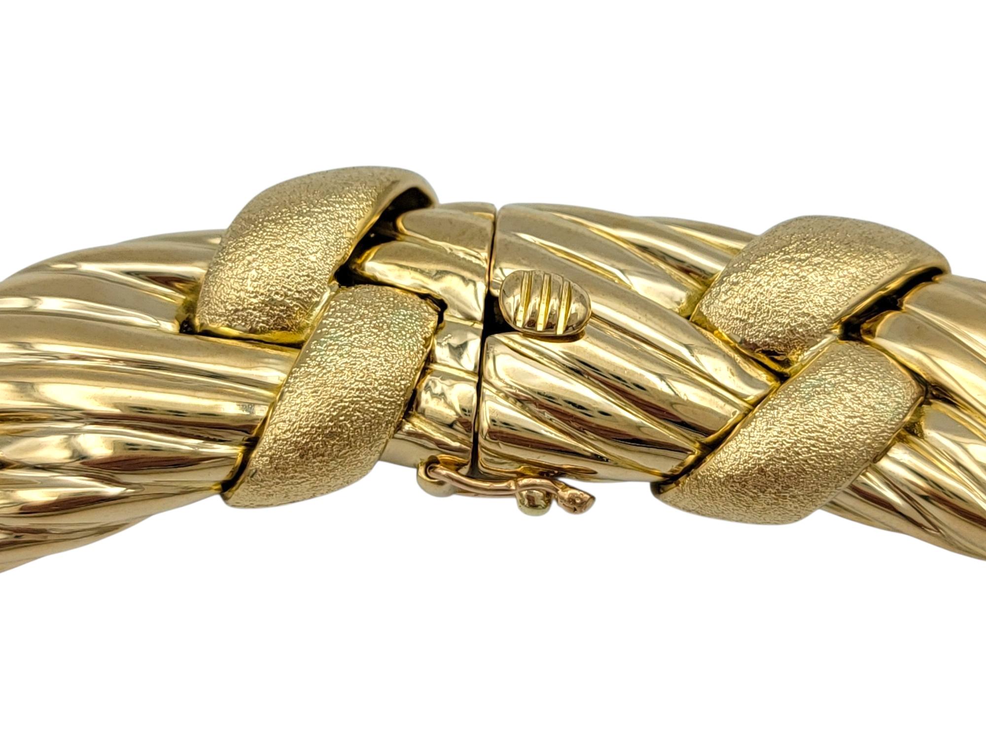 Collana girocollo intrecciata con pavé di diamanti in oro giallo 18 carati In condizioni buone in vendita a Scottsdale, AZ