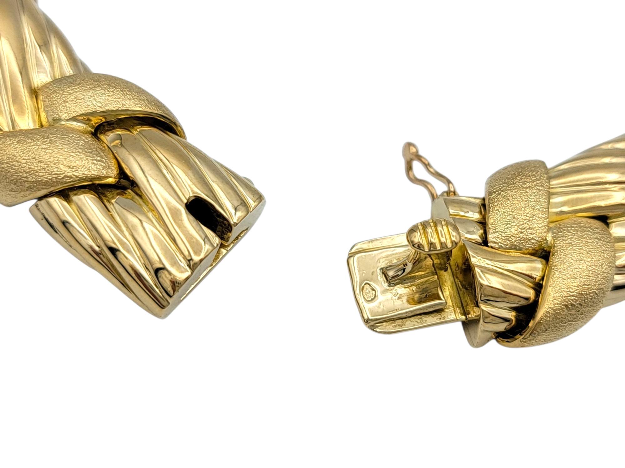 Donna Collana girocollo intrecciata con pavé di diamanti in oro giallo 18 carati in vendita