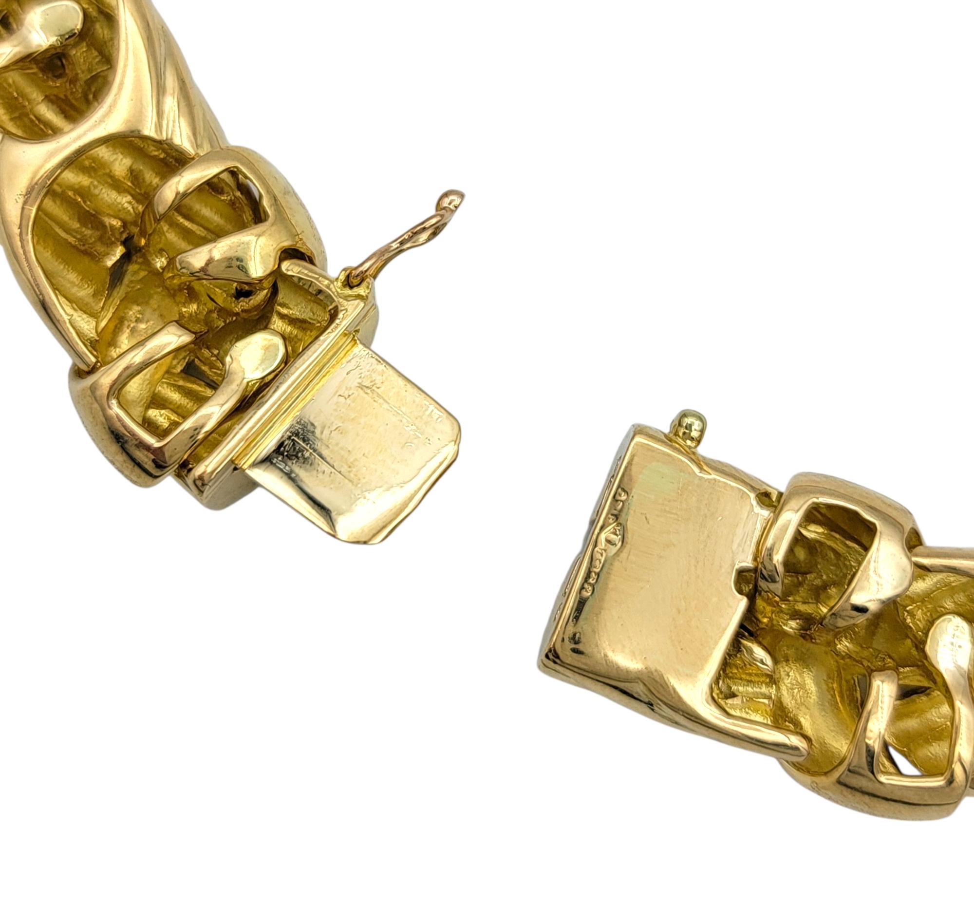 Collana girocollo intrecciata con pavé di diamanti in oro giallo 18 carati in vendita 1
