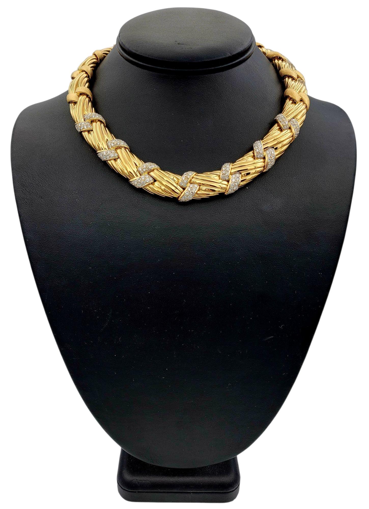 Collana girocollo intrecciata con pavé di diamanti in oro giallo 18 carati in vendita 3