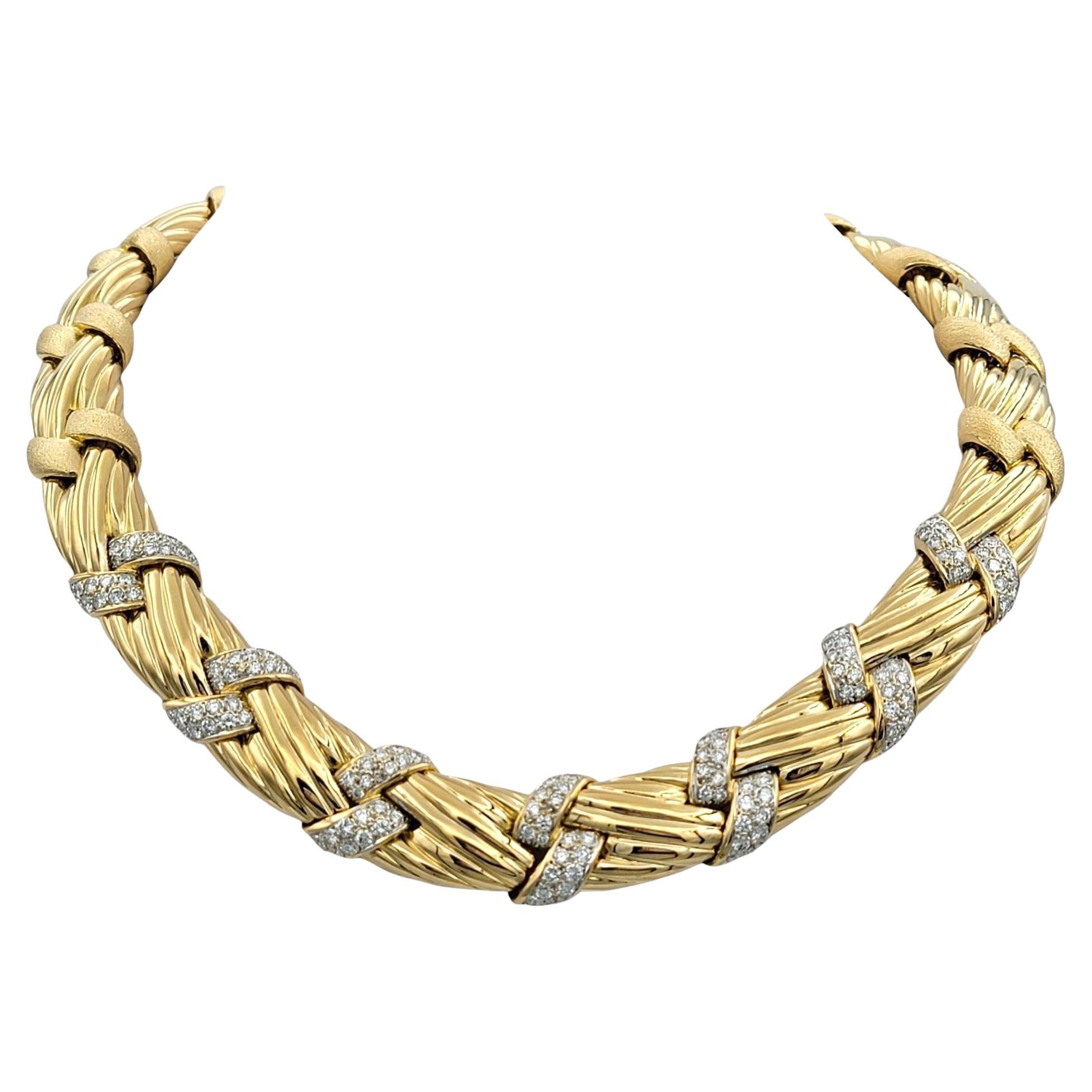 Collana girocollo intrecciata con pavé di diamanti in oro giallo 18 carati