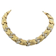 Collana girocollo intrecciata con pavé di diamanti in oro giallo 18 carati