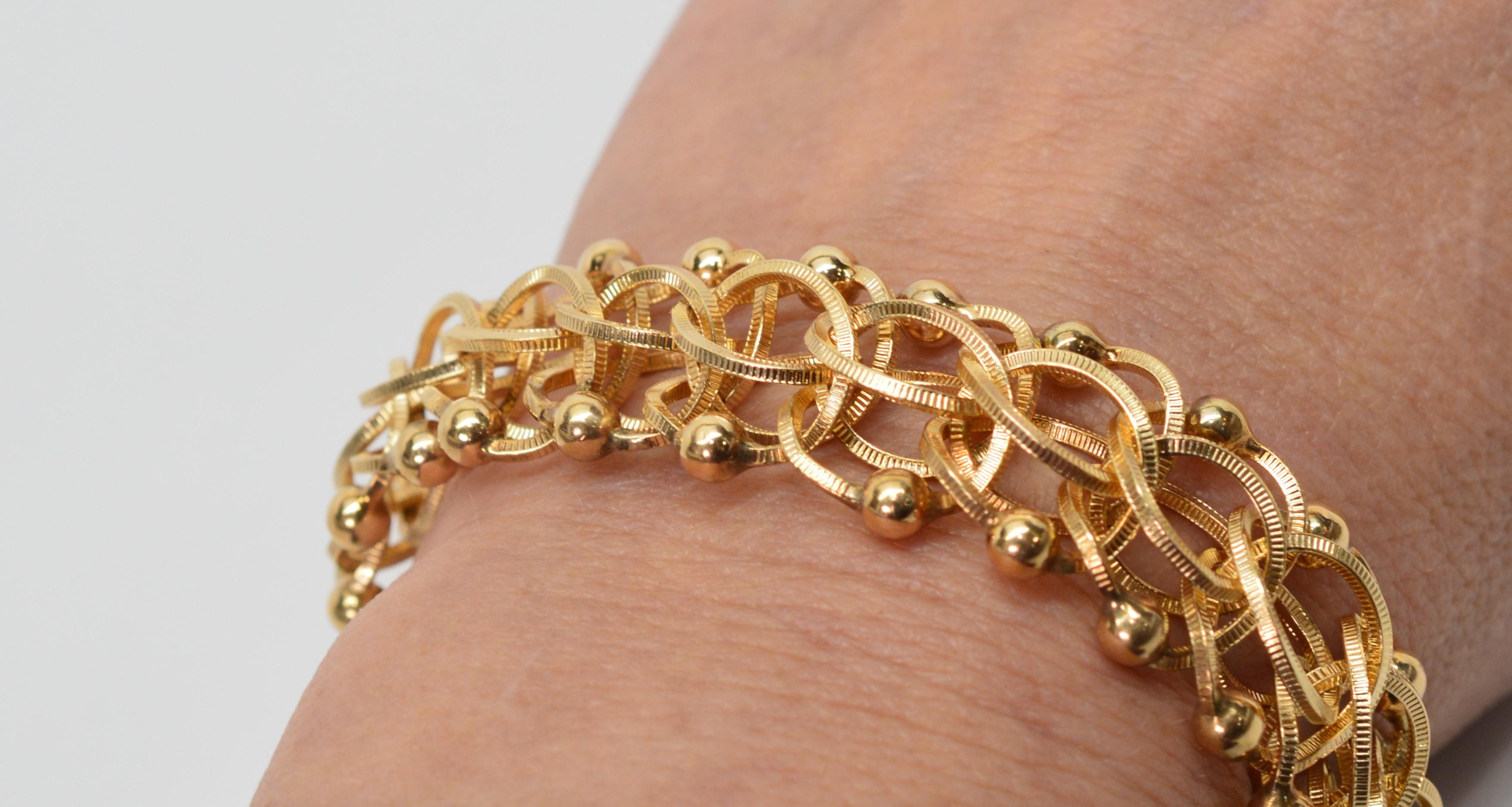 Textured 14 Karat Yellow Gold Interlocking Open Link Chain Bracelet For Sale 3