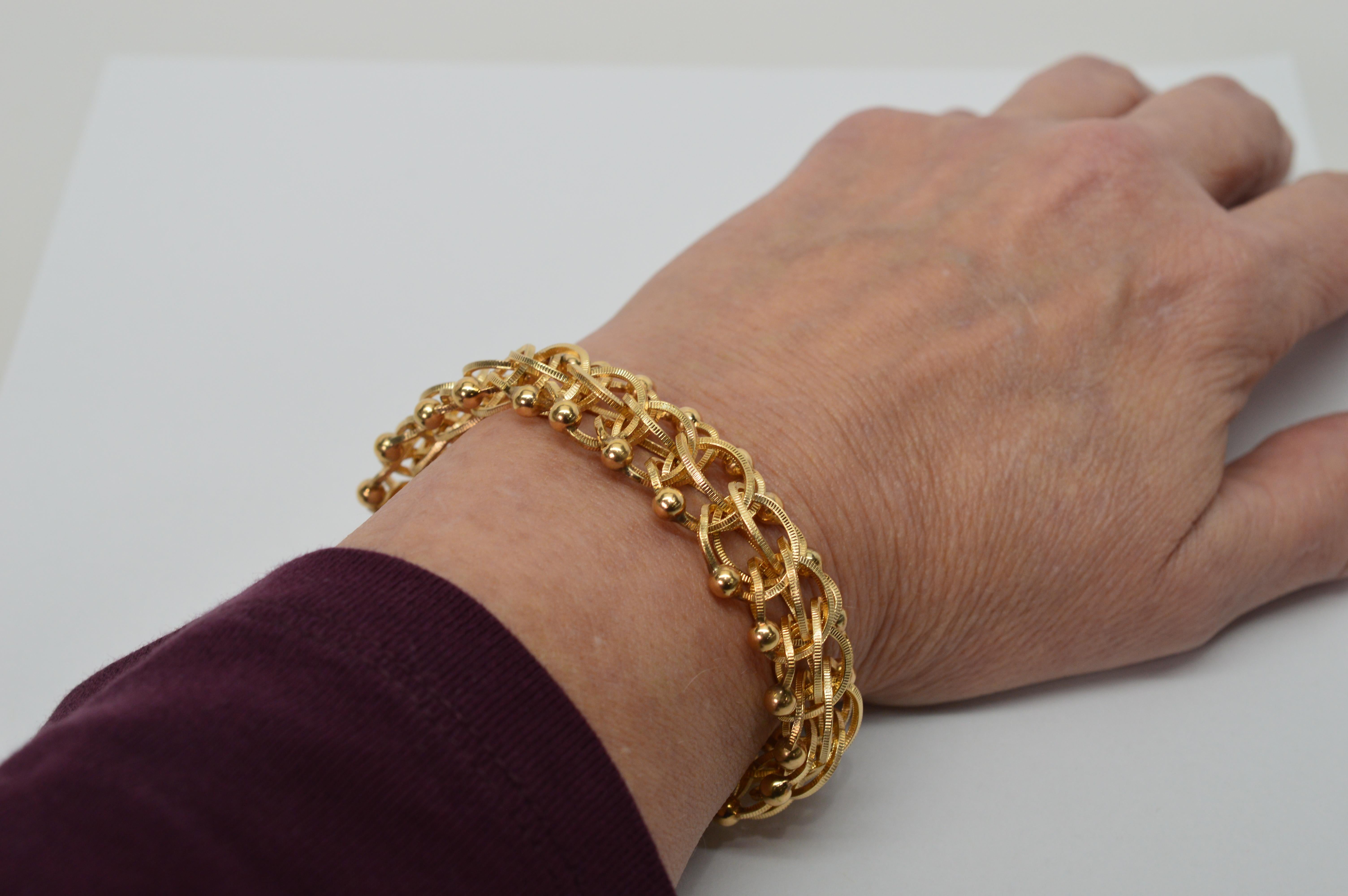 Textured 14 Karat Yellow Gold Interlocking Open Link Chain Bracelet For Sale 4