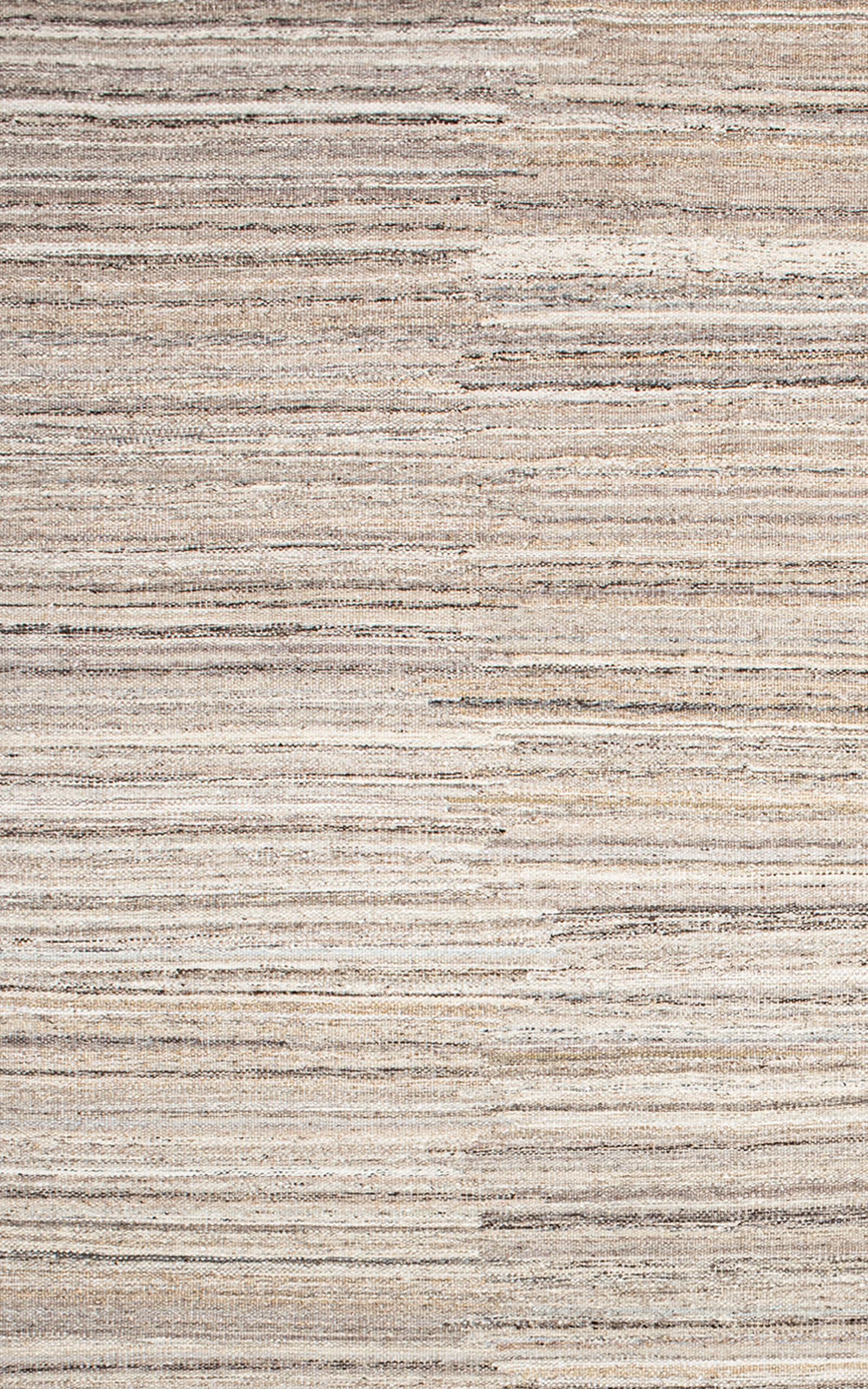 Das handgewebte Daree Pangden Flatweave mit seinem raffinierten linearen Rhythmus ist von traditionellen tibetischen Textilien inspiriert. Das Zusammenspiel von subtilen Farbtonverschiebungen und sorgfältigen Webtechniken ergibt ein Design, das