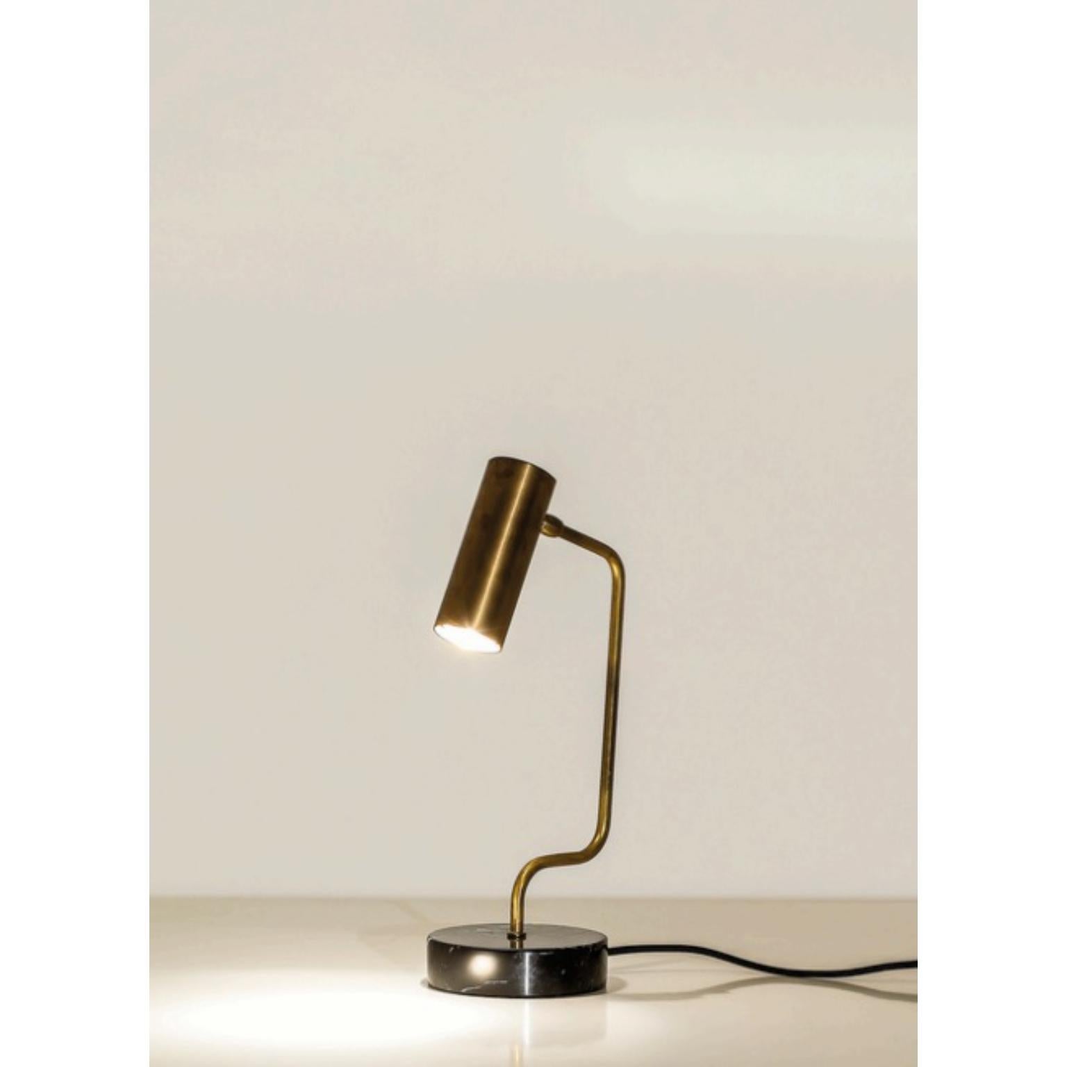 Lampe de table TF200 en laiton satiné avec base en marbre noir par Daluce
Dimensions : Ø 14 x H 40,5 cm : Ø 14 x H 40,5 cm. 
MATERIAL : Laiton et marbre.

Disponible en différentes options de finition : laiton bruni satiné clair, laiton bruni satiné