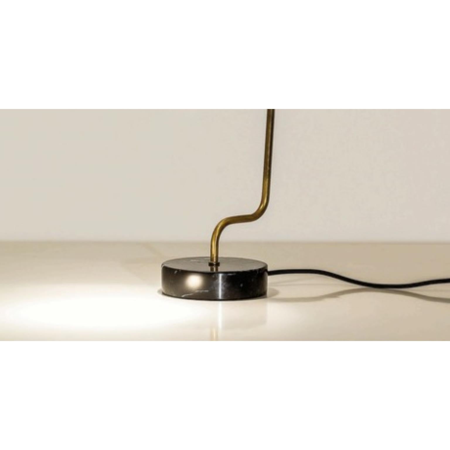 italien Lampe de table TF200 en laiton satiné avec base en marbre noir par Daluce en vente