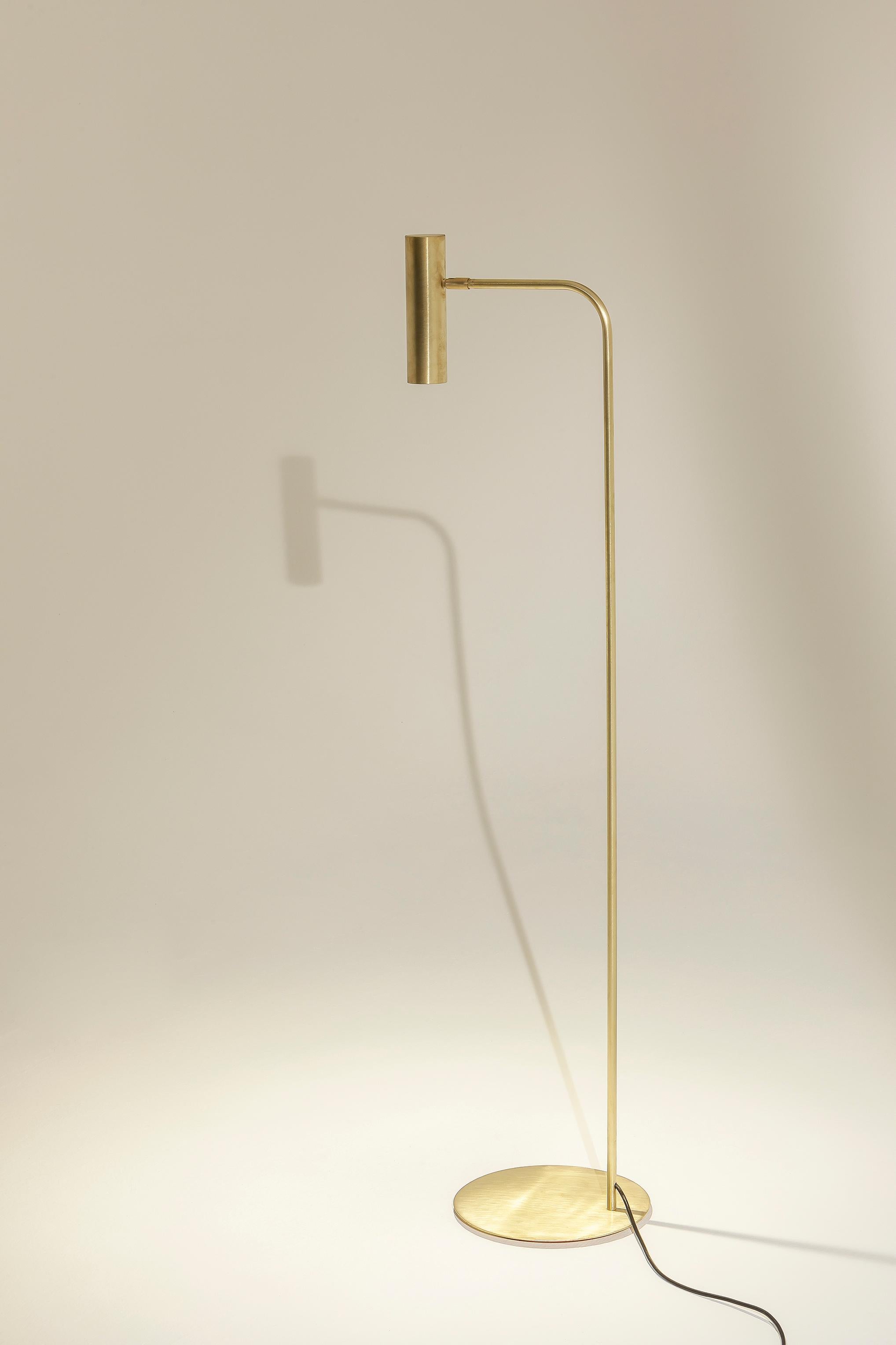 Lámpara de pie TF300 de latón satinado con difusor tubular ajustable by Daluce
Dimensiones: Ø 33,4 x A 139,8 cm. 
Materiales: Latón.

Disponible en diferentes opciones de acabado: latón bruñido satinado claro, latón bruñido satinado medio y latón