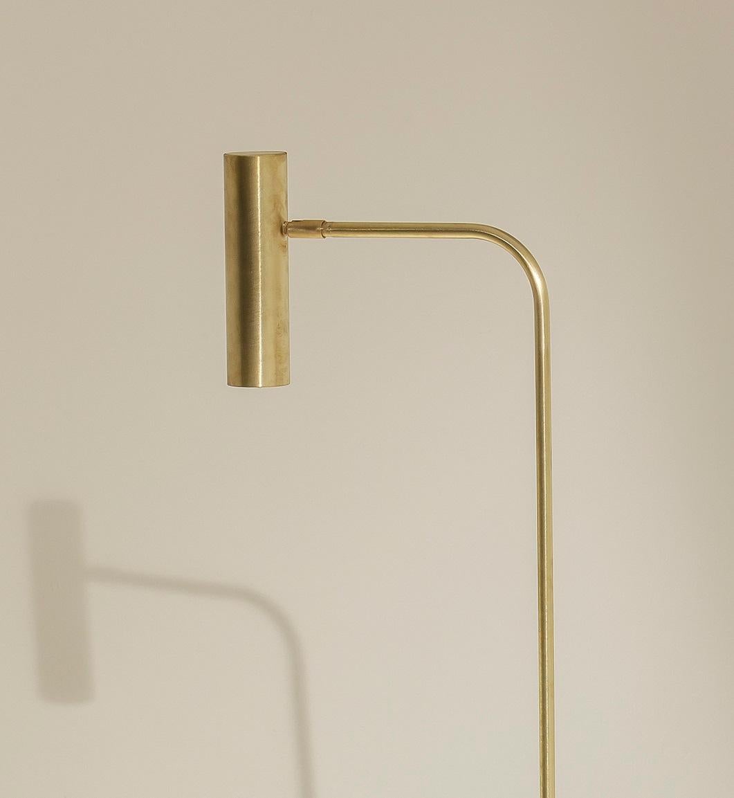 Lámpara de pie TF300 de latón satinado con difusor tubular ajustable by Daluce Posmoderno en venta
