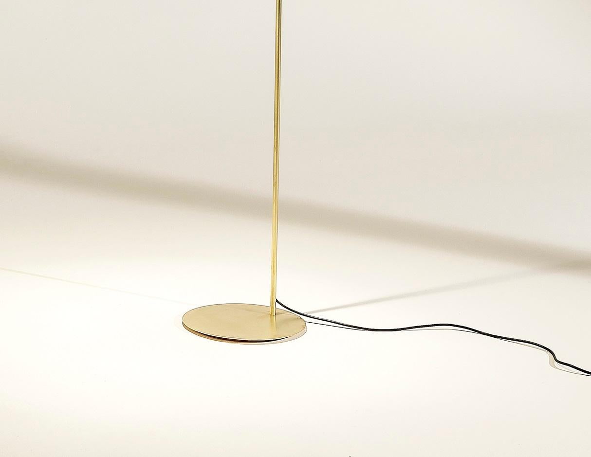 Lámpara de pie TF300 de latón satinado con difusor tubular ajustable by Daluce en Nuevo estado para la venta en Geneve, CH