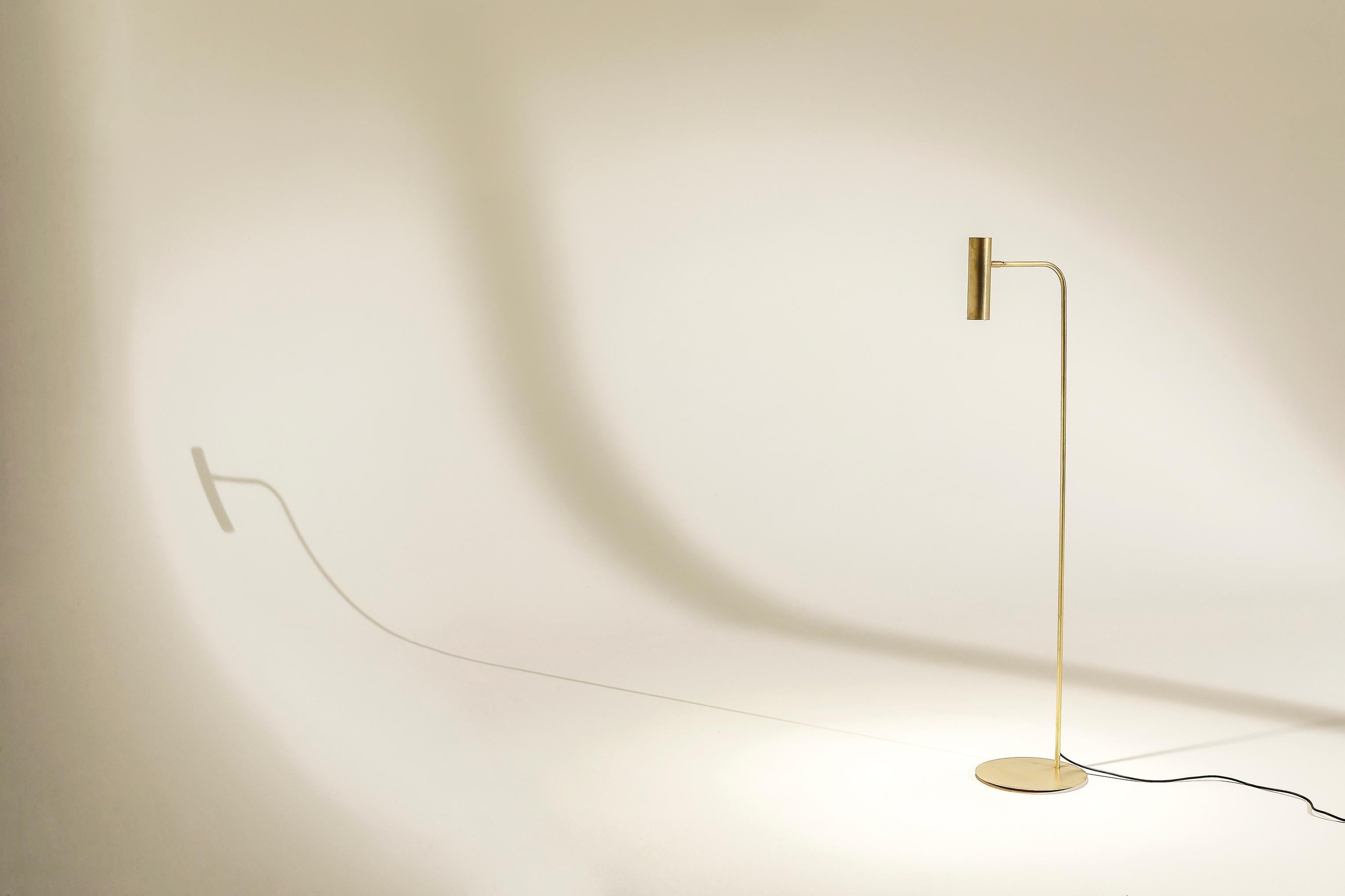Lámpara de pie TF300 de latón satinado con difusor tubular ajustable by Daluce Siglo XXI y contemporáneo en venta