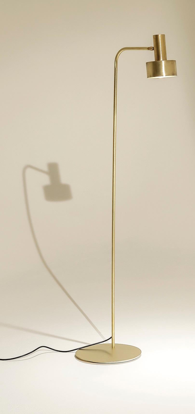 TF310 Stehleuchte aus satiniertem Messing mit verstellbarem Diffusor mit zwei Elementen von Daluce
Abmessungen: Ø 30,5 x H 140 cm. 
MATERIALIEN: Messing.

Erhältlich in verschiedenen Ausführungen: helles satiniertes Messing, mittleres satiniertes