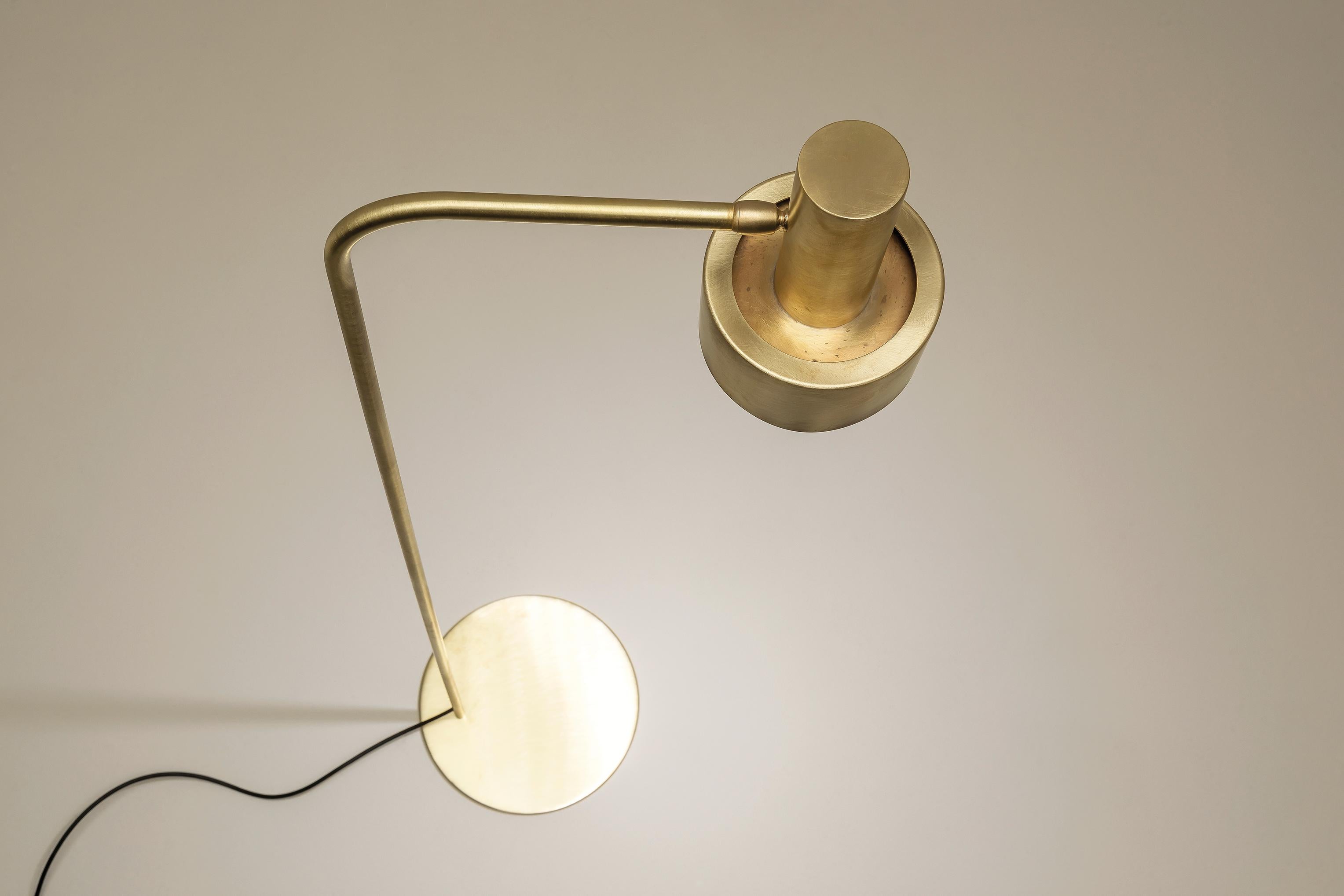 TF310 Stehleuchte aus satiniertem Messing mit verstellbarem Diffusor mit zwei Elementen von Daluce (Italienisch) im Angebot