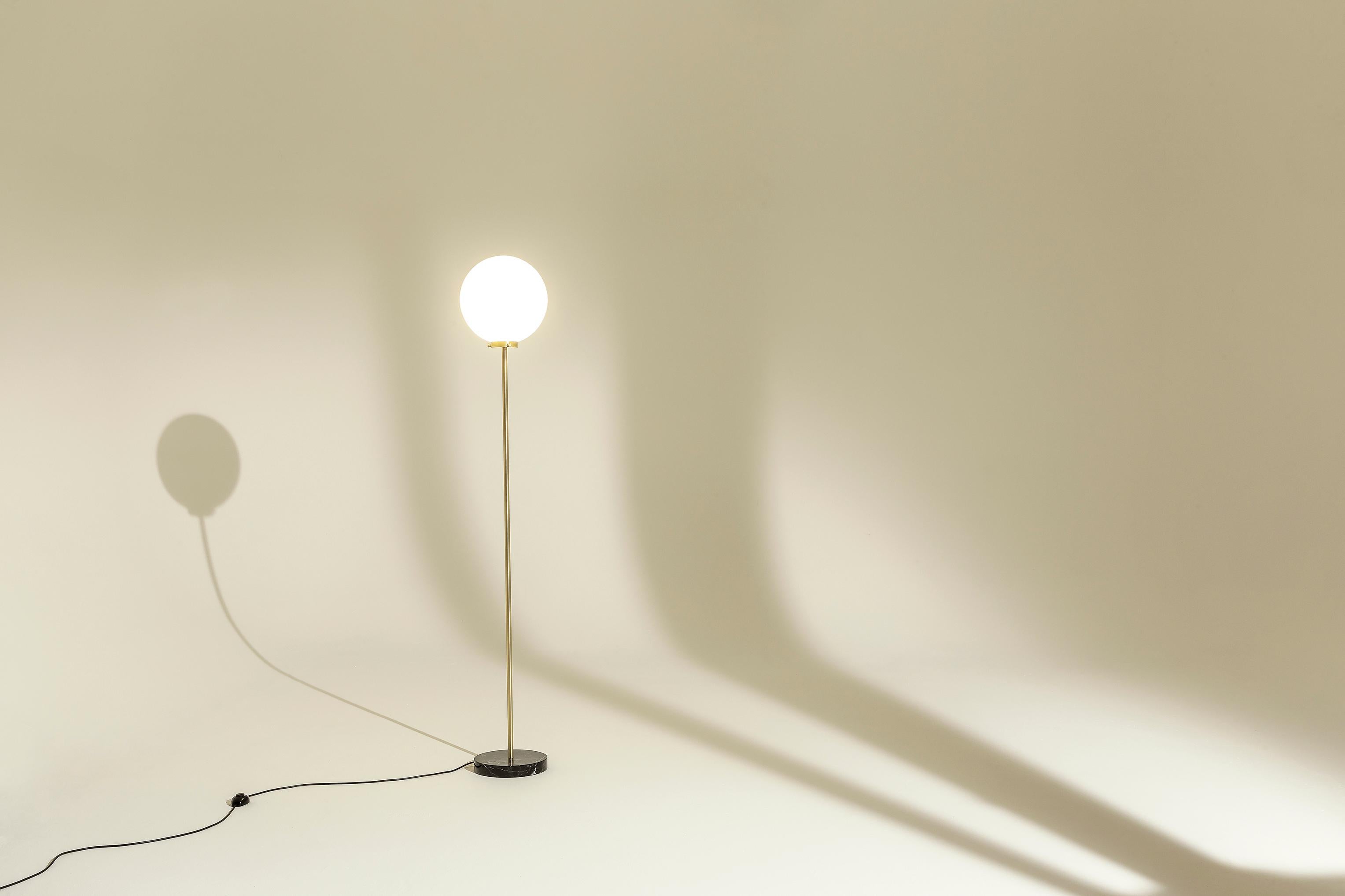 Lámpara de pie TF320 de latón satinado, mármol negro y vidrio soplado blanco by Daluce
Dimensiones: Ø 30 x A 180 cm. 
Materiales: Latón, mármol y vidrio soplado.

Disponible en diferentes opciones de acabado: latón bruñido satinado claro, latón