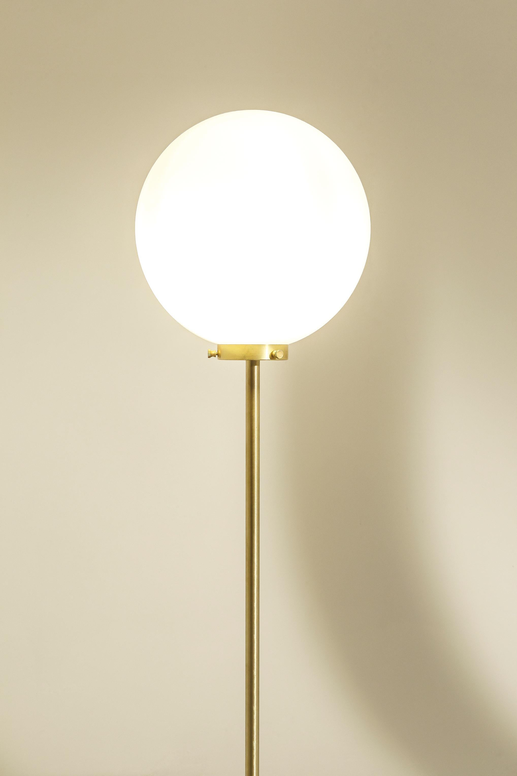 Lámpara de pie TF320 de latón satinado, mármol negro y vidrio soplado blanco by Daluce Posmoderno en venta