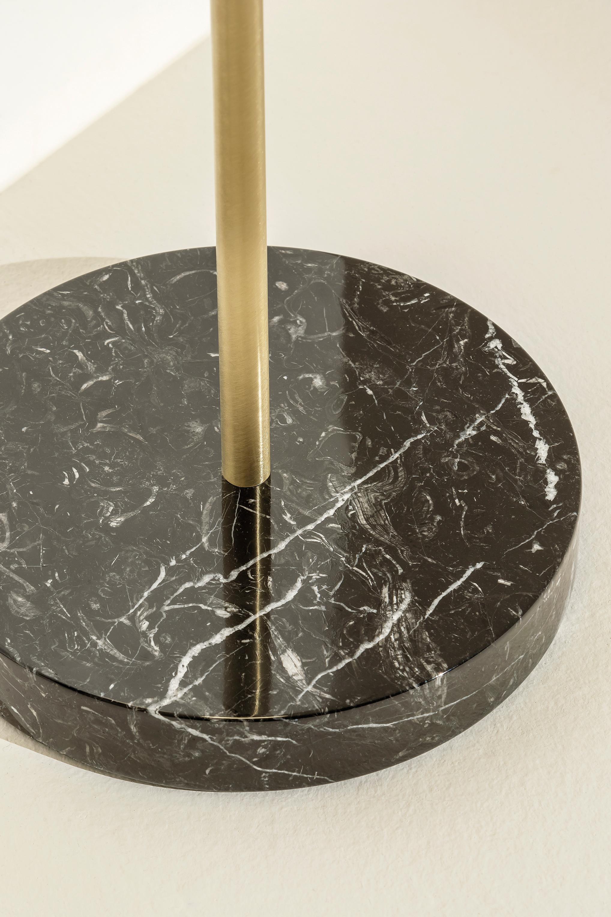 Lámpara de pie TF320 de latón satinado, mármol negro y vidrio soplado blanco by Daluce Italiano en venta