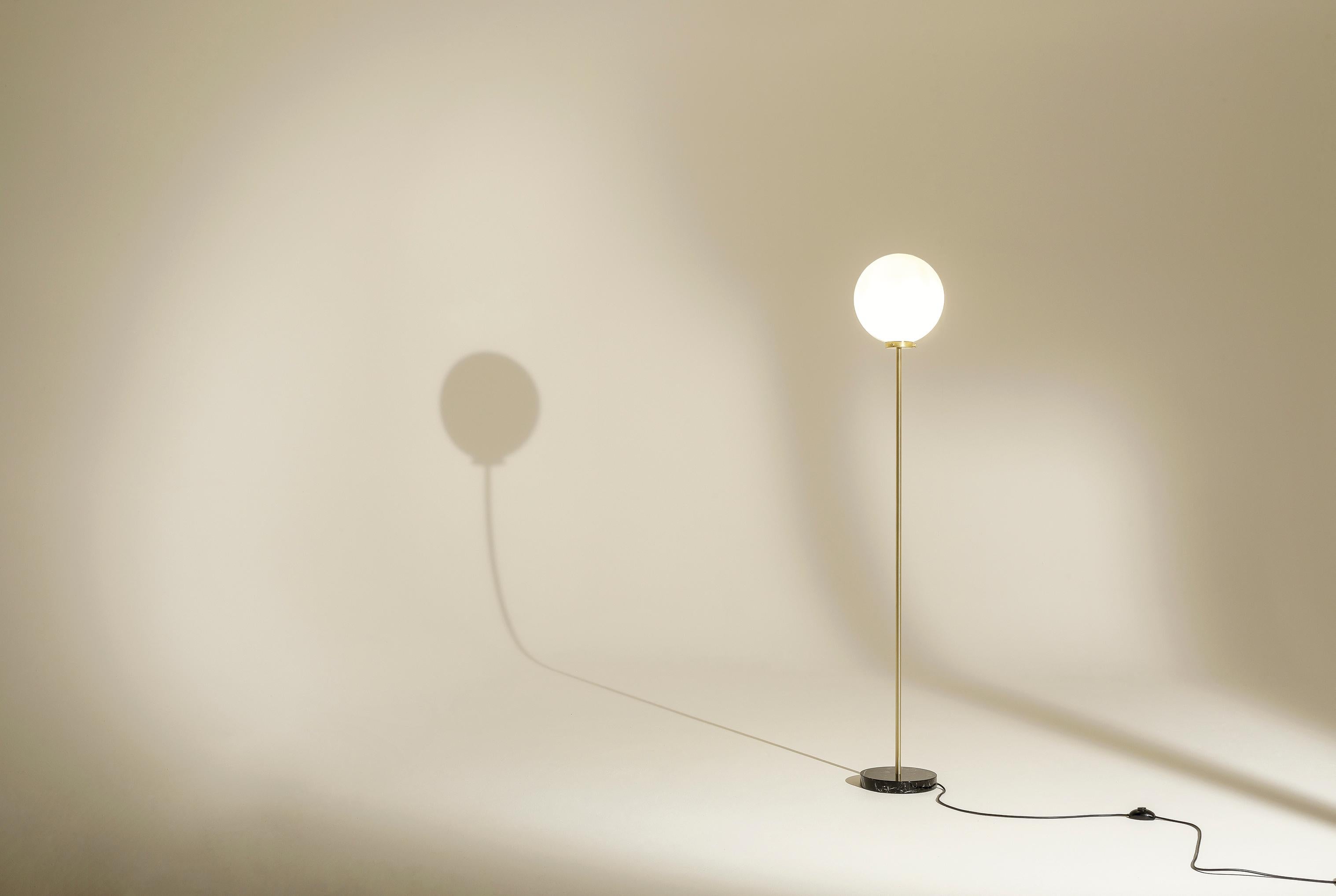 Lámpara de pie TF320 de latón satinado, mármol negro y vidrio soplado blanco by Daluce Siglo XXI y contemporáneo en venta