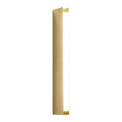 TF470 Lampada da parete in ottone satinato con diffusore in acrilico opalino di Daluce