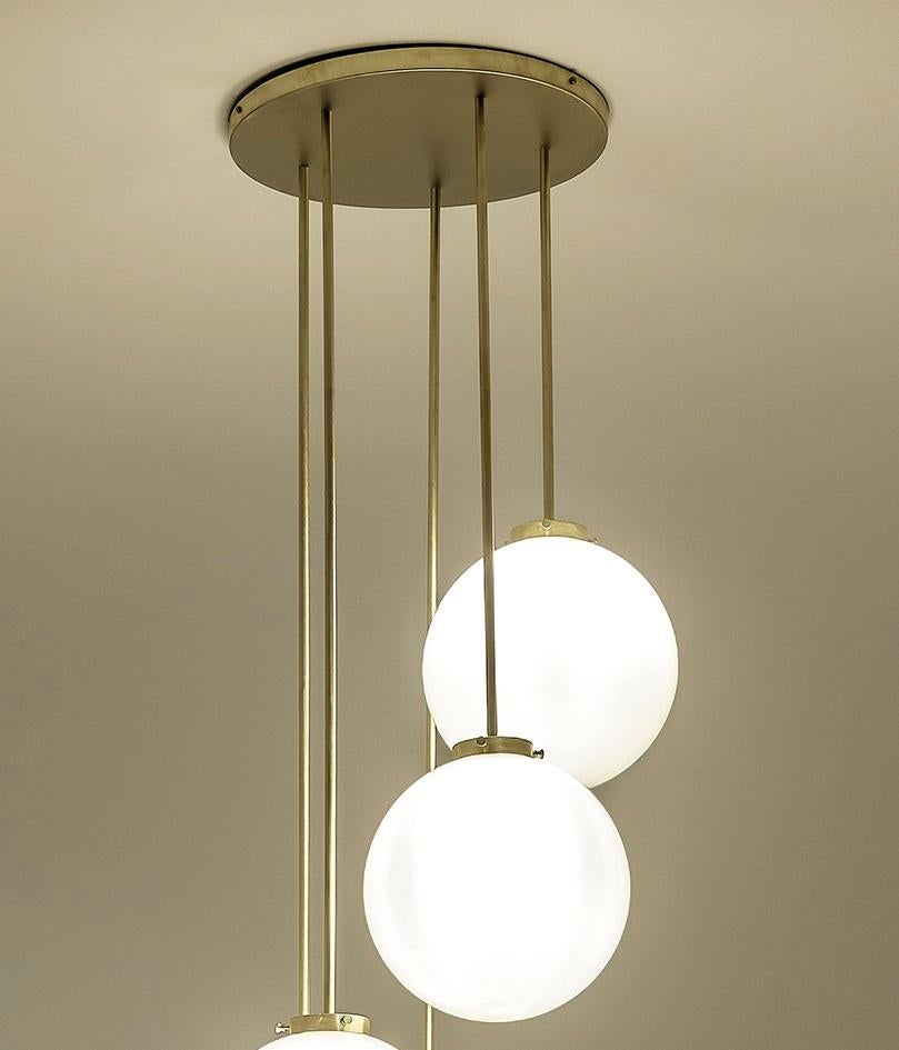 italien TF625 Suspension Lamp in Satin Brass with Blown Glass Spheres by Daluce en vente