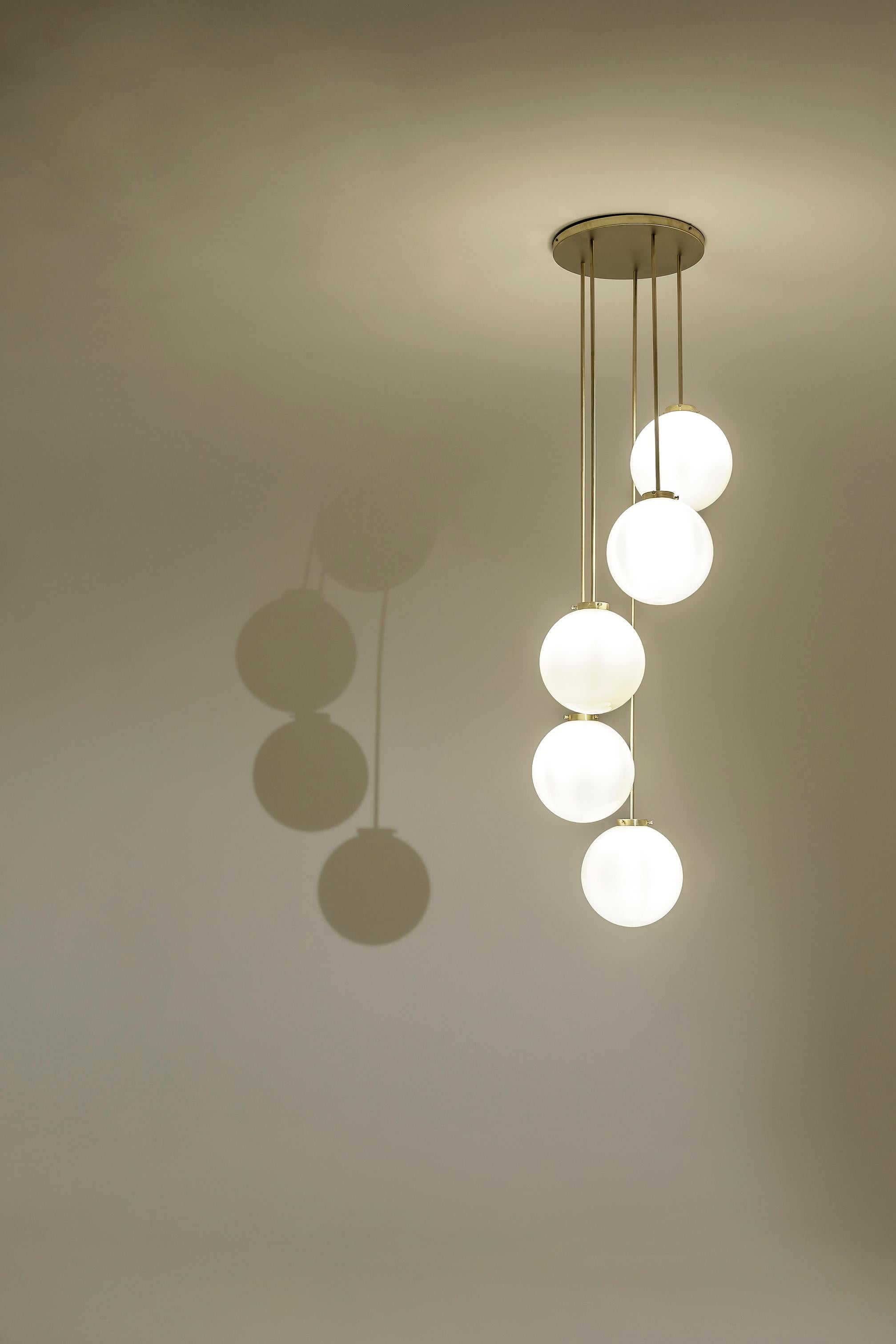 TF625 Suspension Lamp in Satin Brass with Blown Glass Spheres by Daluce Neuf - En vente à Geneve, CH