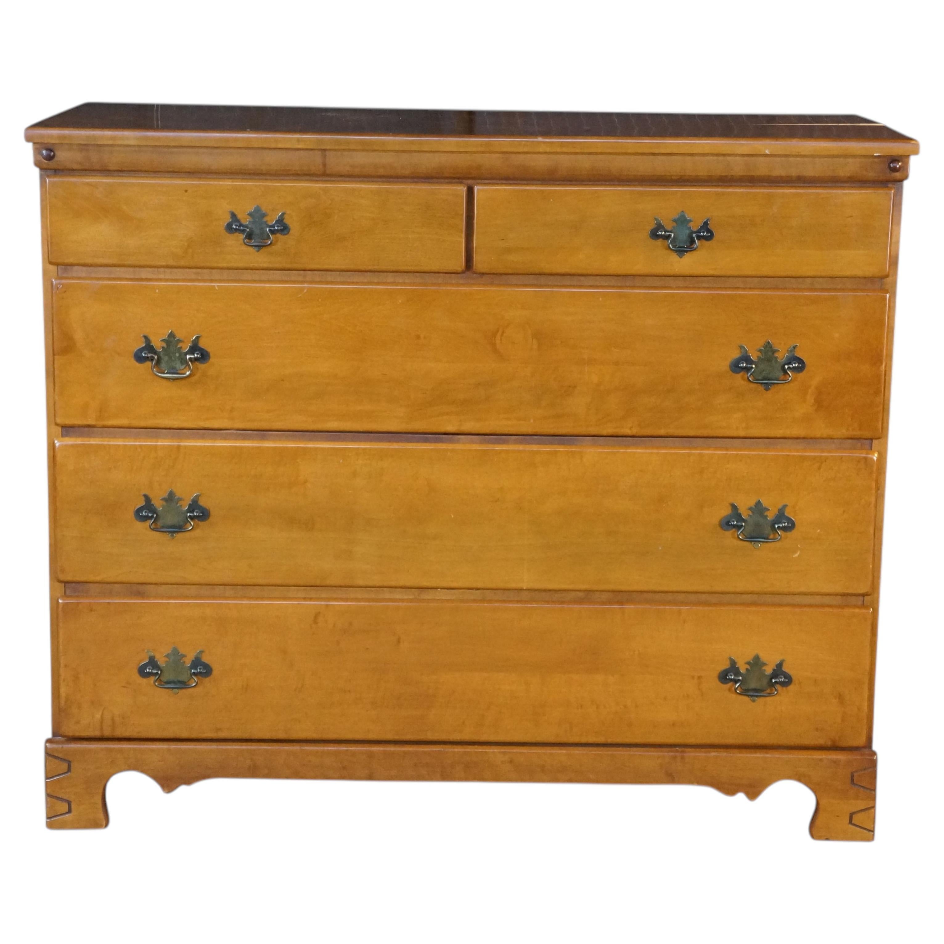 Cómoda de arce duro de T.F.I., estilo colonial americano de mediados de siglo en venta