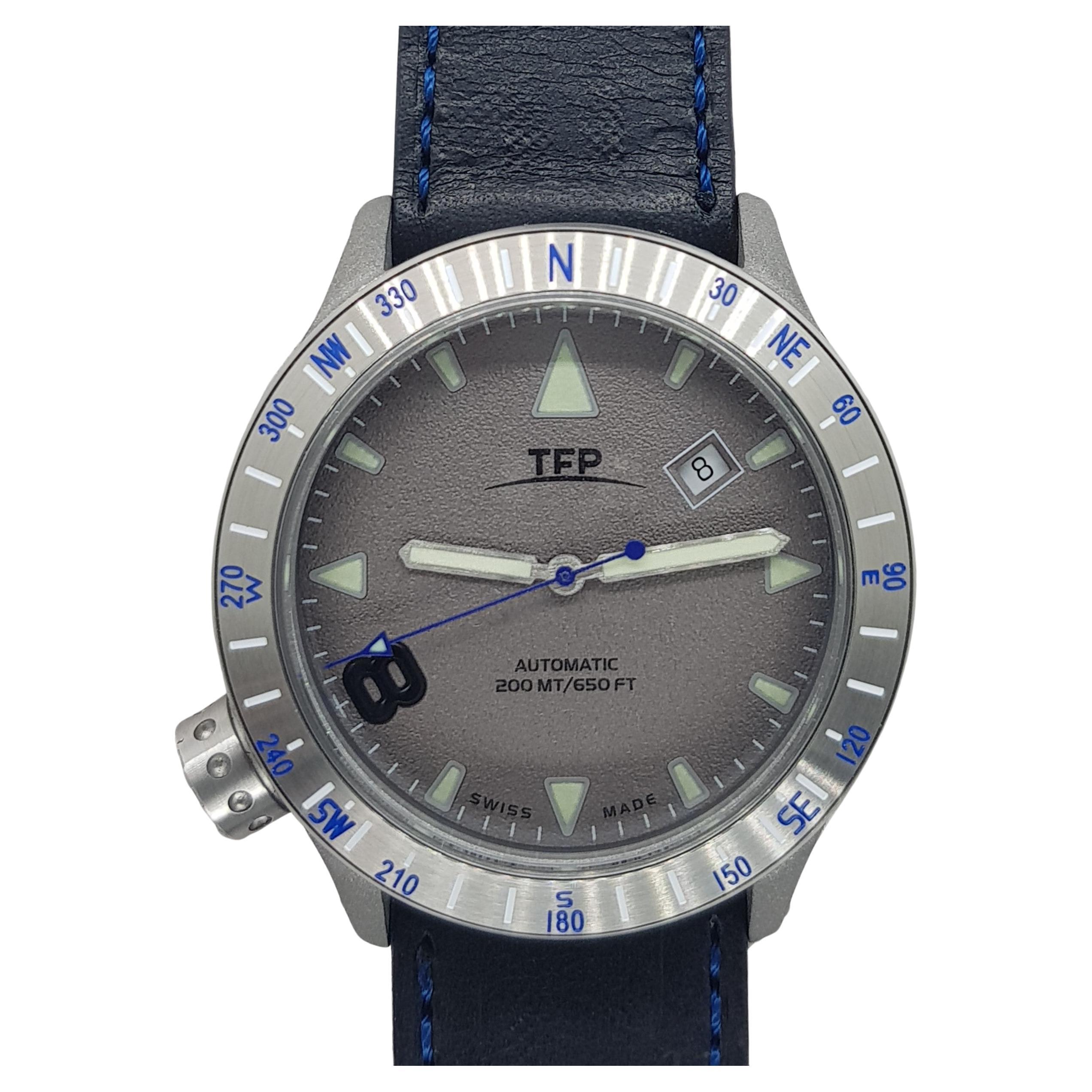 WINDROSE TOTAL DARK BLUE  is a 3 hands watch, with fixed  steel ring bezel,  diameter 42.5 mm , thickness 13.8 mm  case.
The case is casted  in AISI 316L steel , matted, full OxB ( carrure & Bezel); screwed back case, with bas-relief.
Domed dial, 