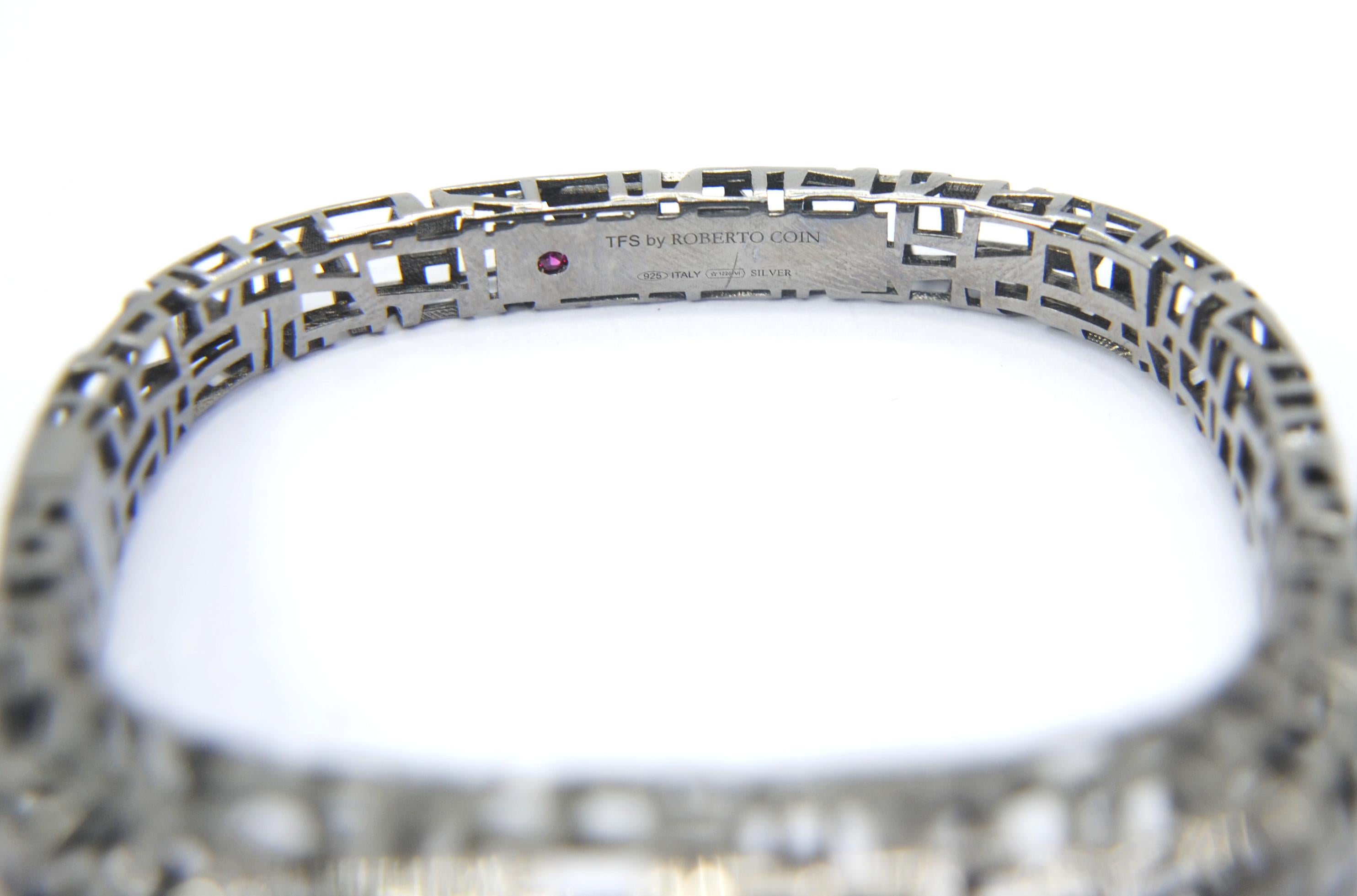 The Fifth Season by Roberto Coin is the most informal expression of the world of Roberto Coin, Italian jeweler made at The Fifth Season factory in Vicenza. Since 1996, a small ruby is hidden inside each piece of jewelry created by Roberto Coin.