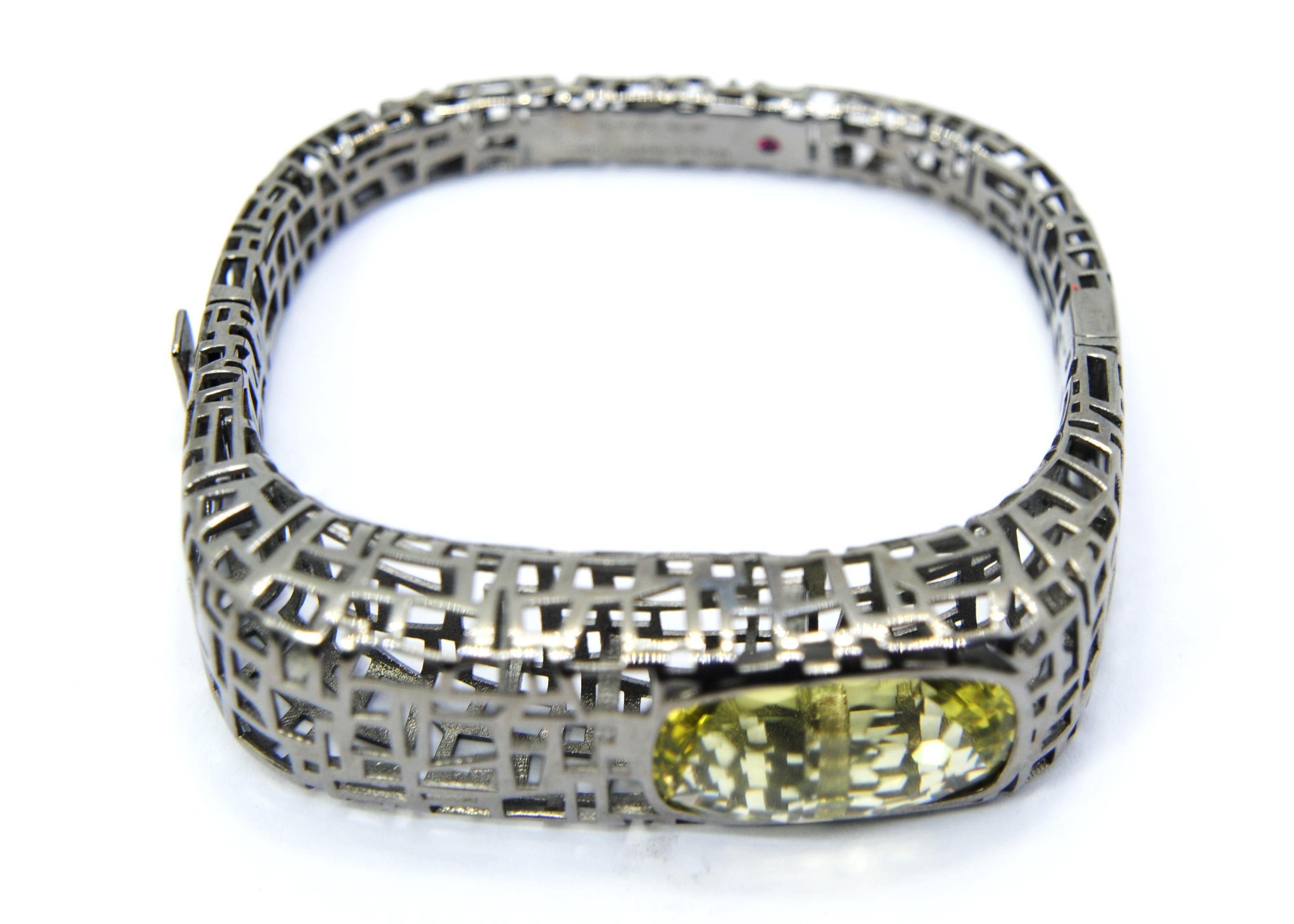In 1996, a jewelry collection was signed with a small ruby set on the inside of each piece for the first time. The collection was called Appassionata and together with its unusual signature, it marked the beginning of the history of the Roberto Coin