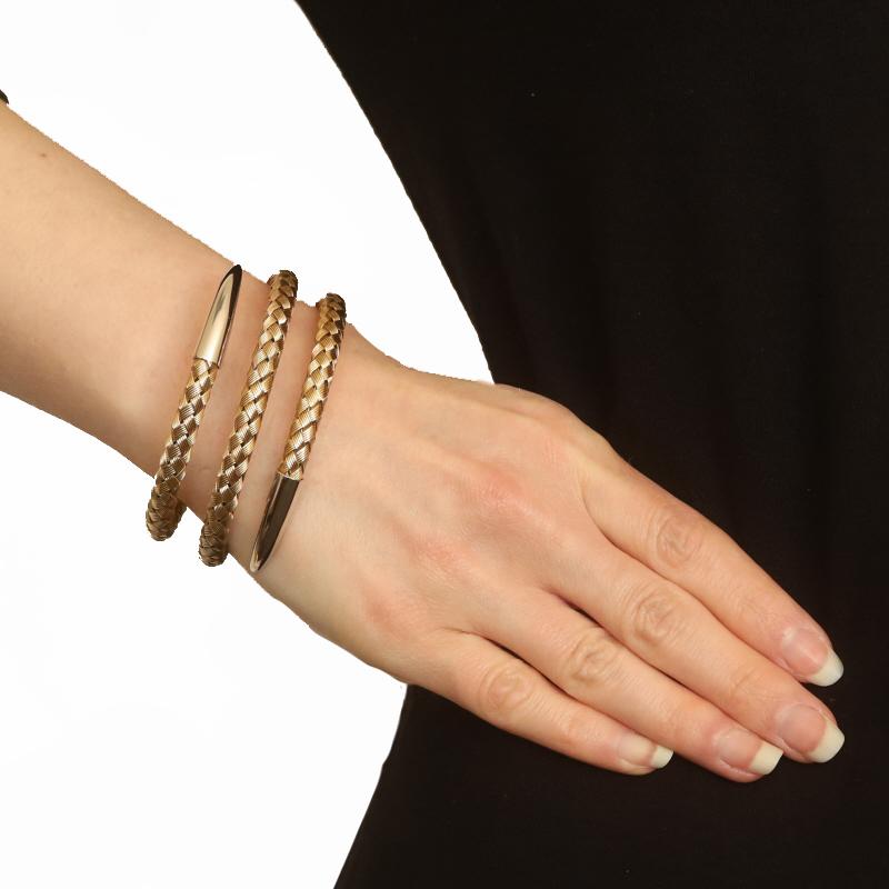 Marke: TFS by Roberto Coin
Entwurf: Gewebter Armreif

Metallgehalt: Sterling Silber (vergoldet)

Informationen zu Stein
Synthetischer Rubin
Schnitt: Rund
Farbe: Rosa-rot

Stil: Bypass Wrap Armreif
Art des Verschlusses: N/A (gleitet über das