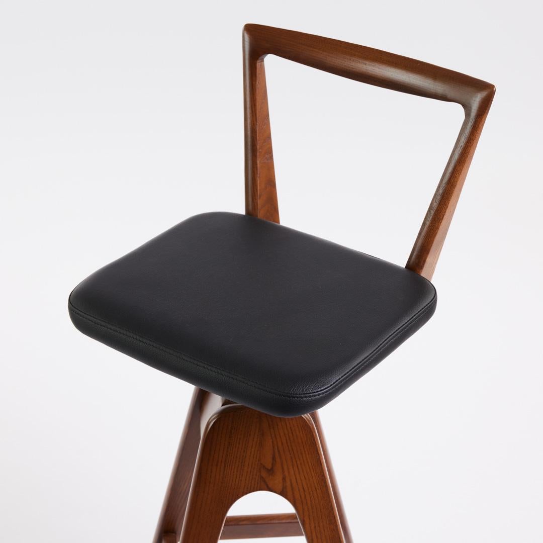 Taburete de bar danés TH Brown en fresno oscuro - Pieza icónica de diseño australiano Australiano en venta